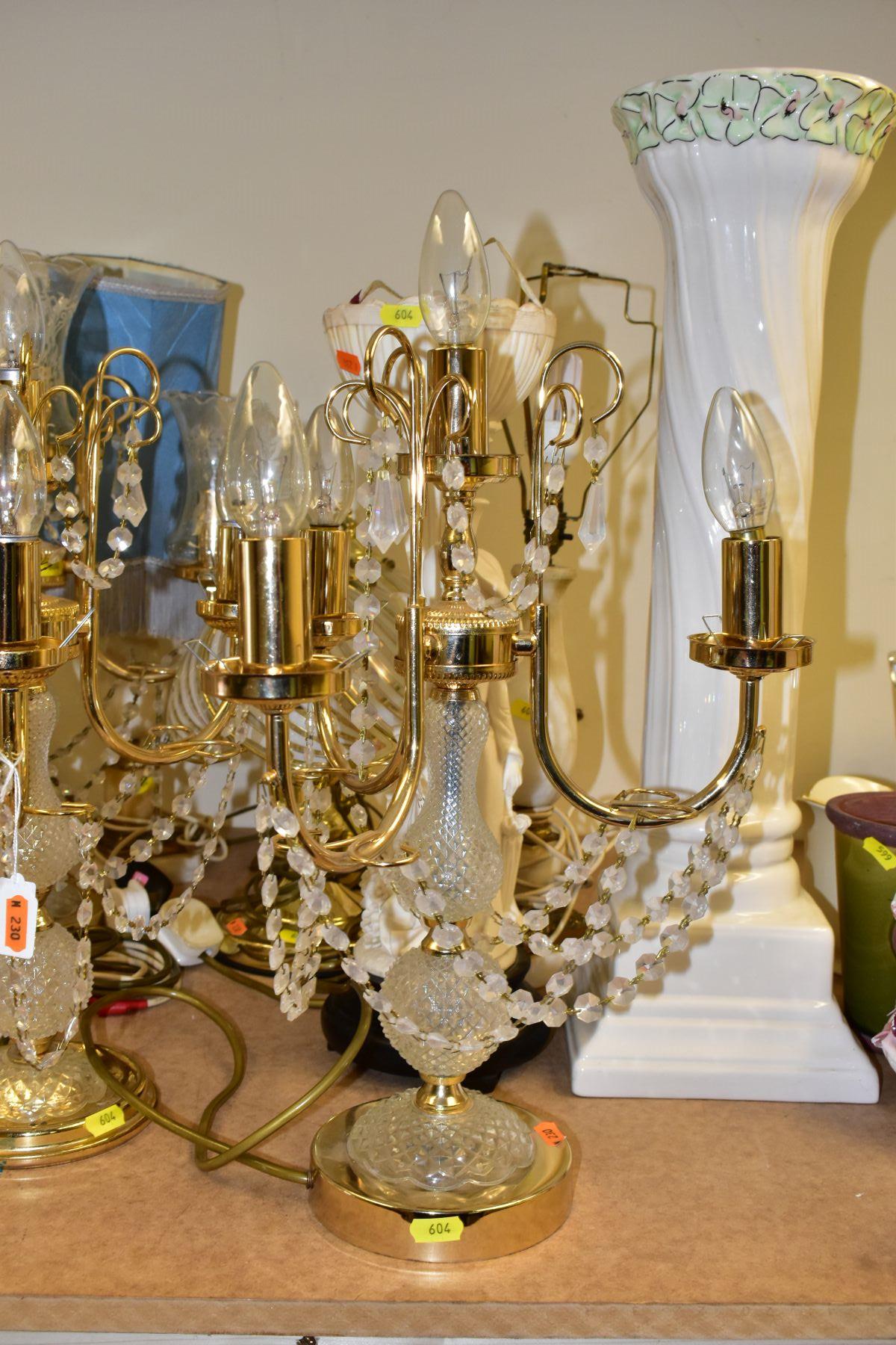 A COLLECTION OF THIRTEEN LAMPS AND THREE FLOORSTANDING VASES including four matching ornate glass - Bild 2 aus 5