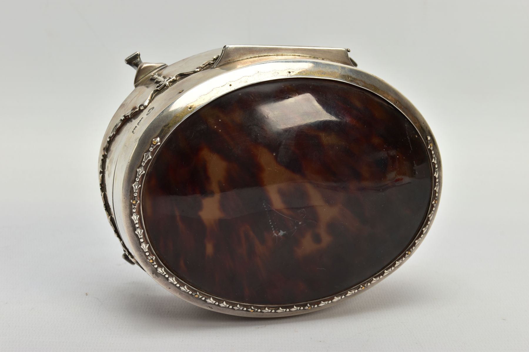 AN EARLY 20TH CENTURY SILVER AND TORTOISESHELL HINGED BOX, the oval trinket box with embossed - Bild 8 aus 8