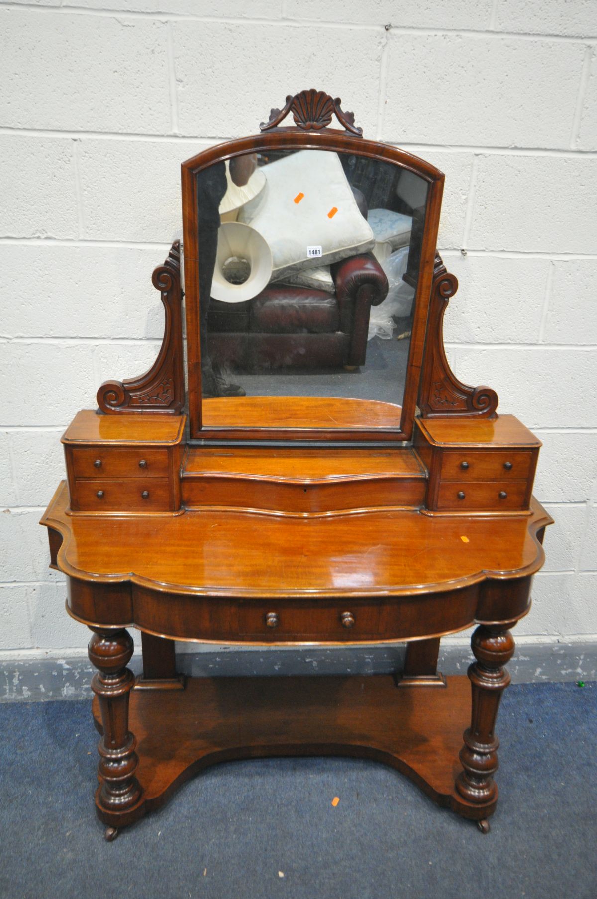 A VICTORIAN WALNUT DUCHESS DRESSING TABLE, with a single mirror and five drawers, width 121cm x - Bild 2 aus 3