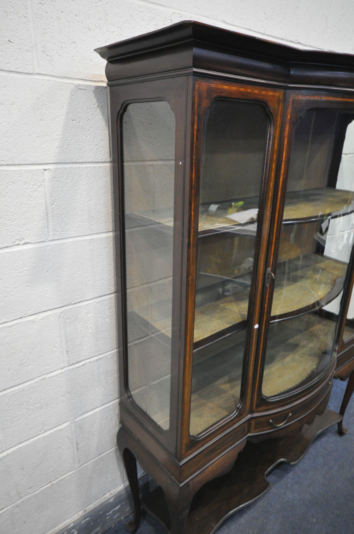 AN EDWARDIAN MAHOGANY AND INLAID SINGLE DOOR DISPLAY CABINET, with two shelves. a single drawer, - Bild 4 aus 7
