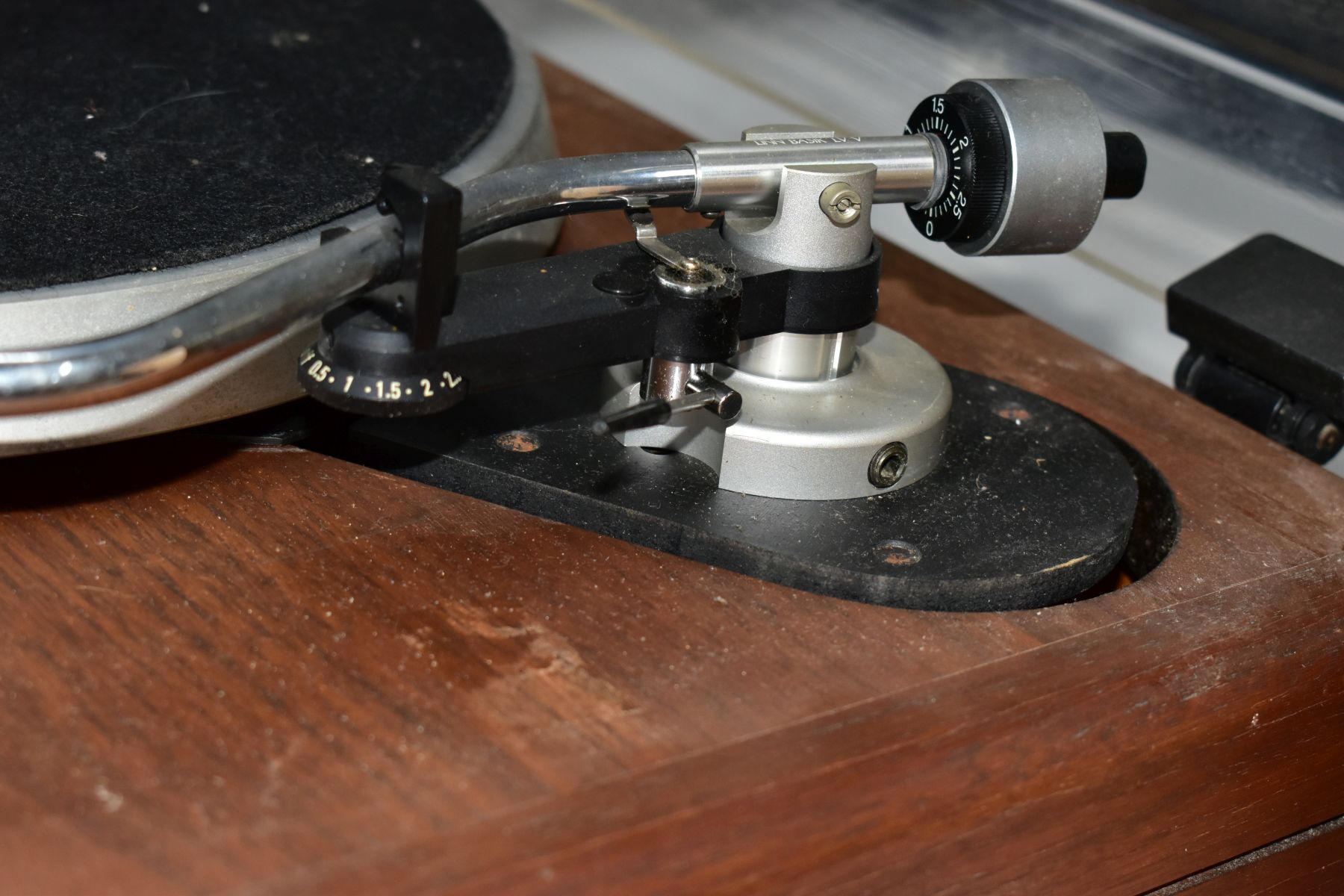 A TELEDYNE ACOUSTIC RESEARCH THE AR TURNTABLE with walnut plinth, two cartridge heads one with an - Bild 6 aus 8