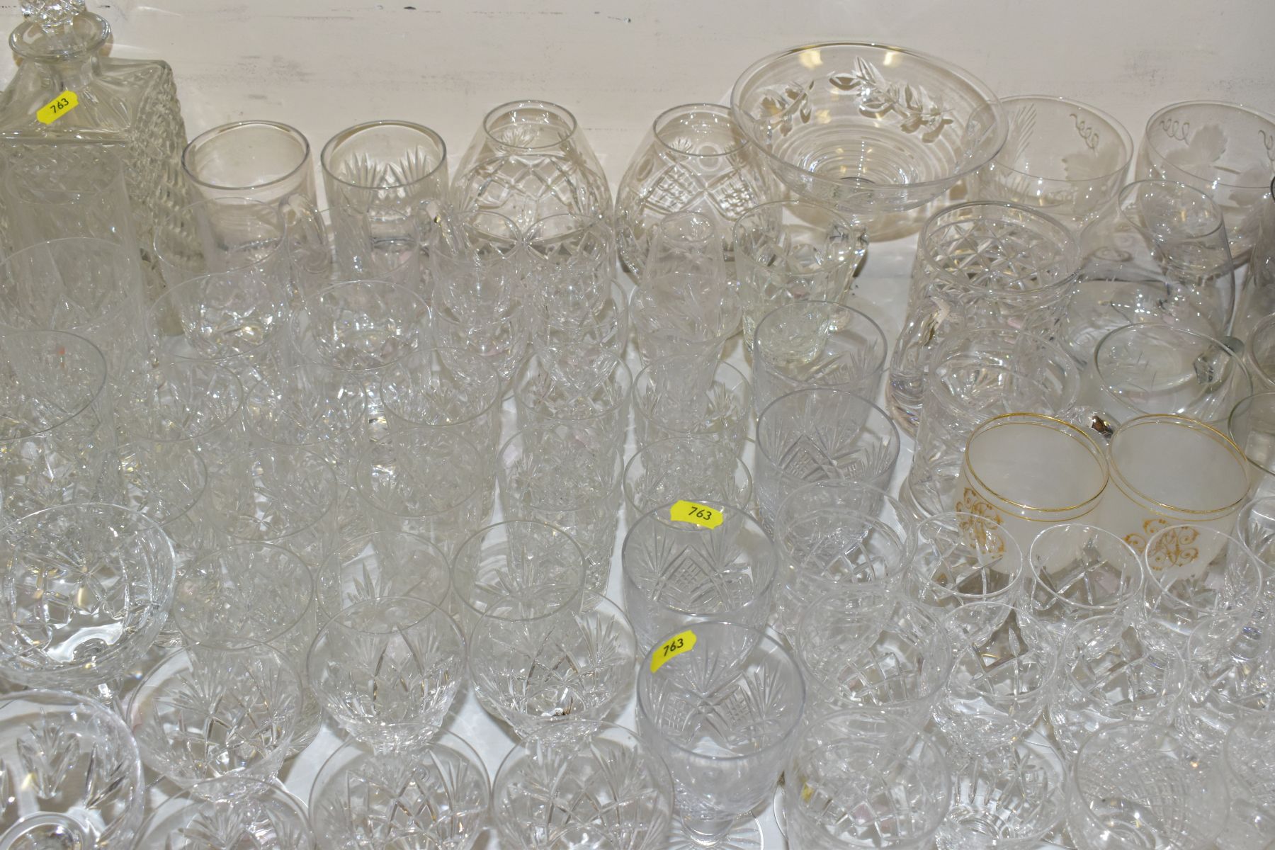 A LARGE COLLECTION OF DRINKING GLASSES, FIVE DECANTERS, A BOXED SET OF ROYAL SEFTON CRYSTAL WINE - Bild 5 aus 7