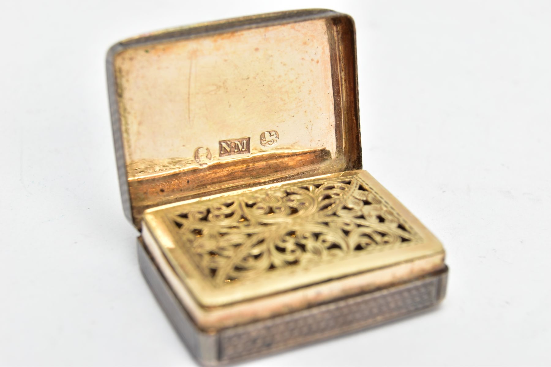 A VICTORIAN SILVER VINEGARETTE BY NATHANIEL MILLS, of rectangular form with engine turned detail, - Bild 5 aus 7