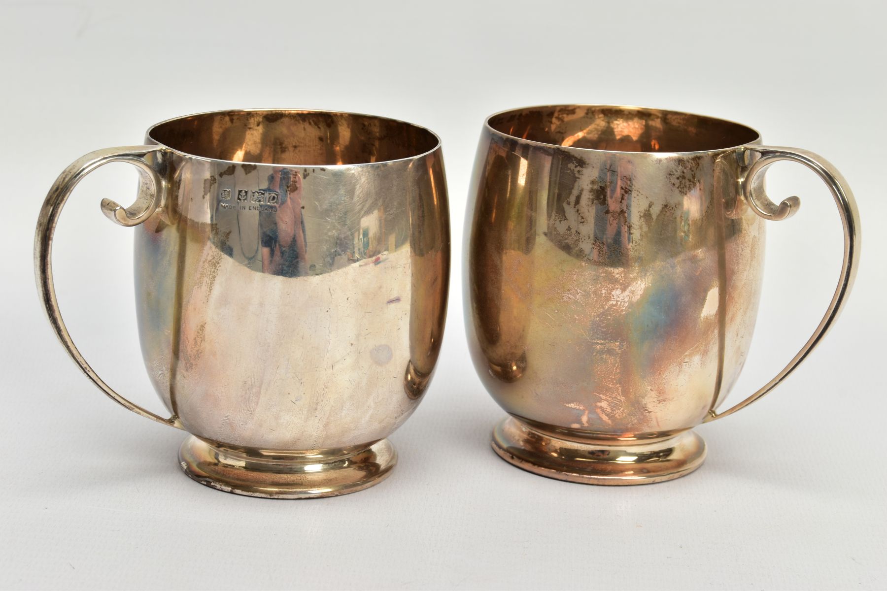A PAIR OF SILVER CUPS, each of a plain polished design, personal engraving reads 'M.C & M.T.G.S - Bild 3 aus 6