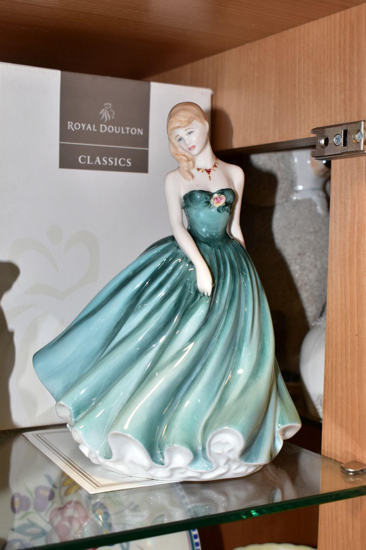 SIX ROYAL DOULTON FIGURE OF THE YEAR FIGURINES, comprising boxed Classics Figure of the Year 2002 - Bild 2 aus 7