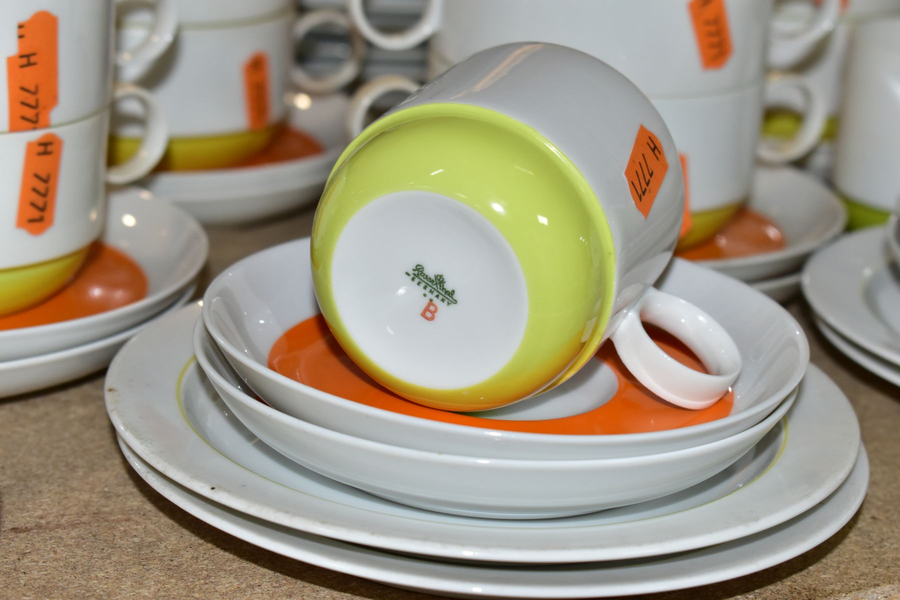 A SIXTY NINE PIECE ROSENTHAL DUO DINNER SERVICE, designed by Ambrogio Pozzi, in orange, white and - Bild 2 aus 6
