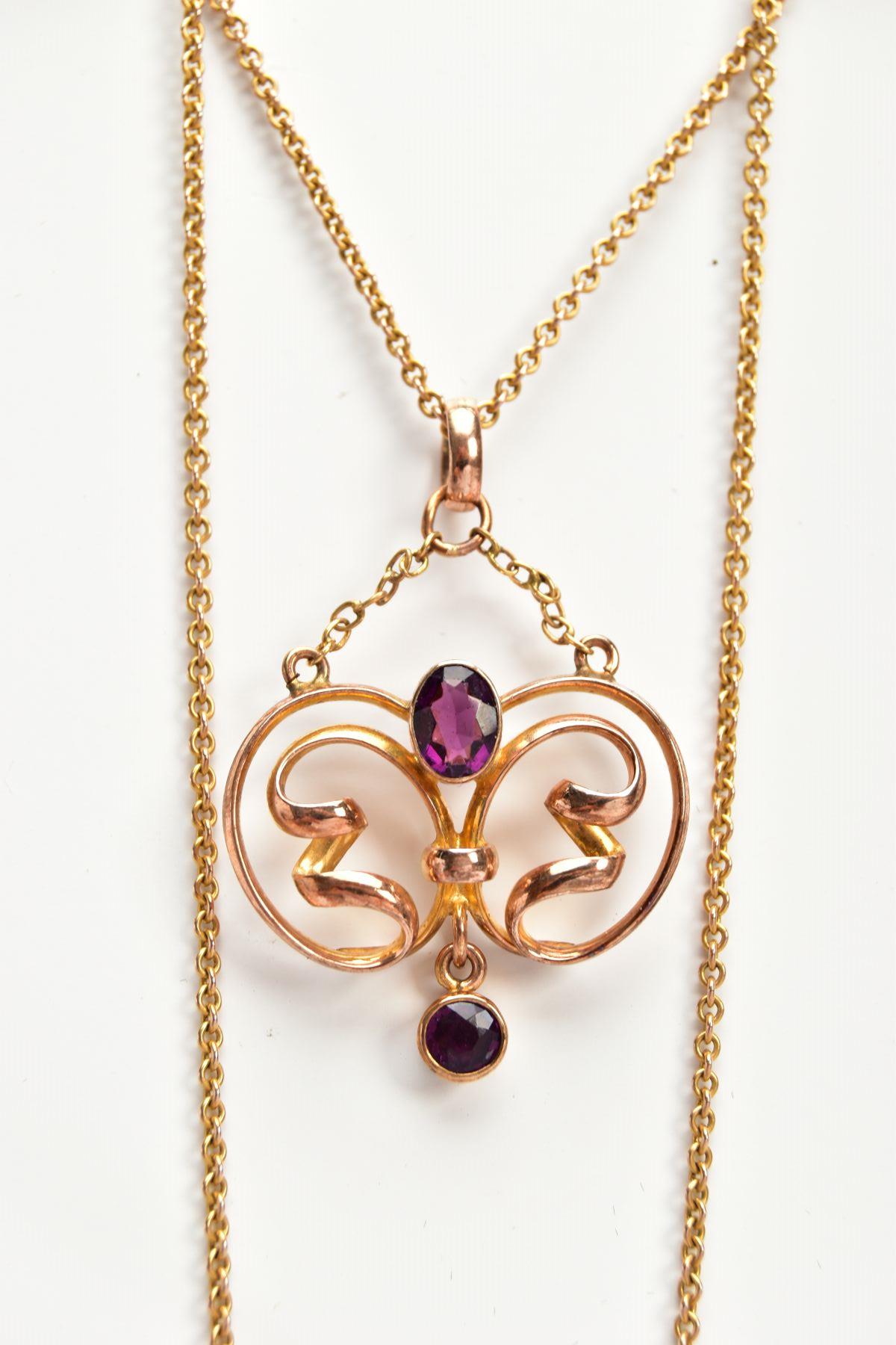 A YELLOW METAL LAVALIER PENDANT NECKLACE, openwork scroll pendant set with an oval cut amethyst in a - Bild 2 aus 3