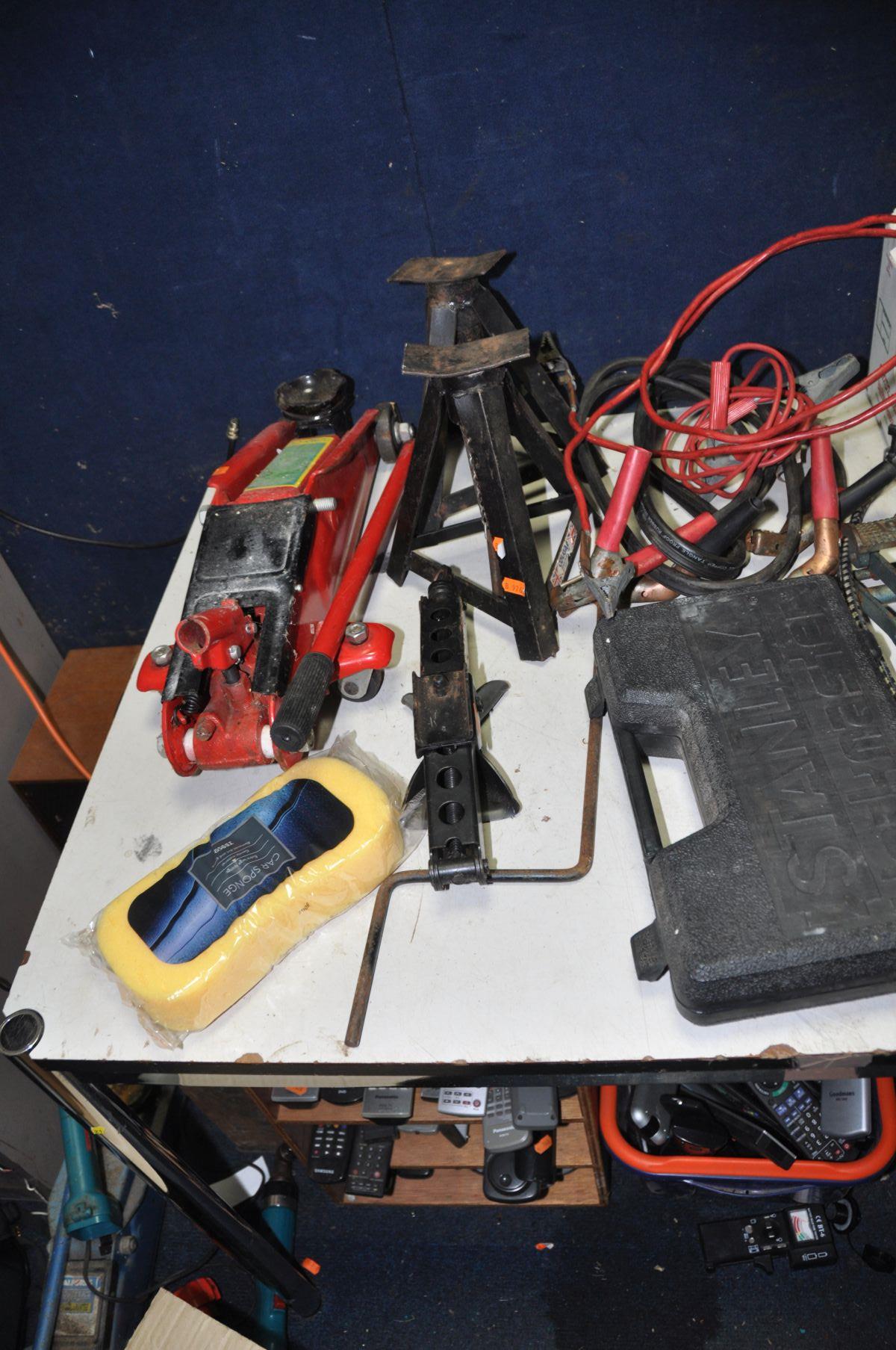 A COLLECTION OF AUTOMOTIVE TOOLS including a Kinzo trolley jack, a pair of axle stands, two car - Image 2 of 7