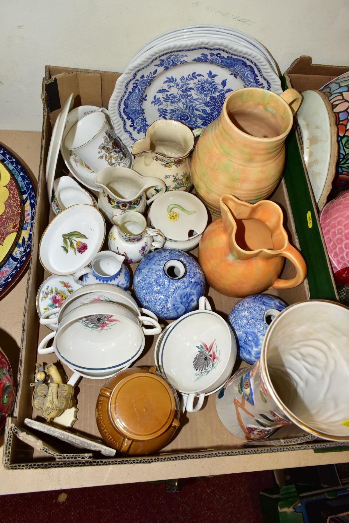 TWO BOXES CONTAINING APPROX FORTY CERAMIC ITEMS INCLUDING FIVE SUSIE COOPER BLUE DAHLIA SOUP DISHES, - Bild 3 aus 4