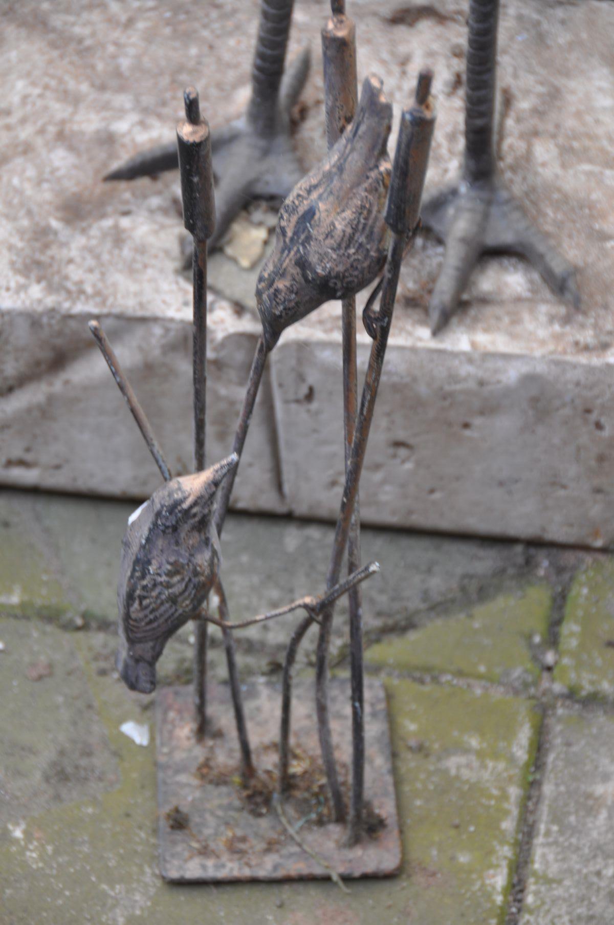 A PAIR OF METAL JAPANESE CRANE FIGURES, both figures with their necks in different positions, on a - Bild 4 aus 4