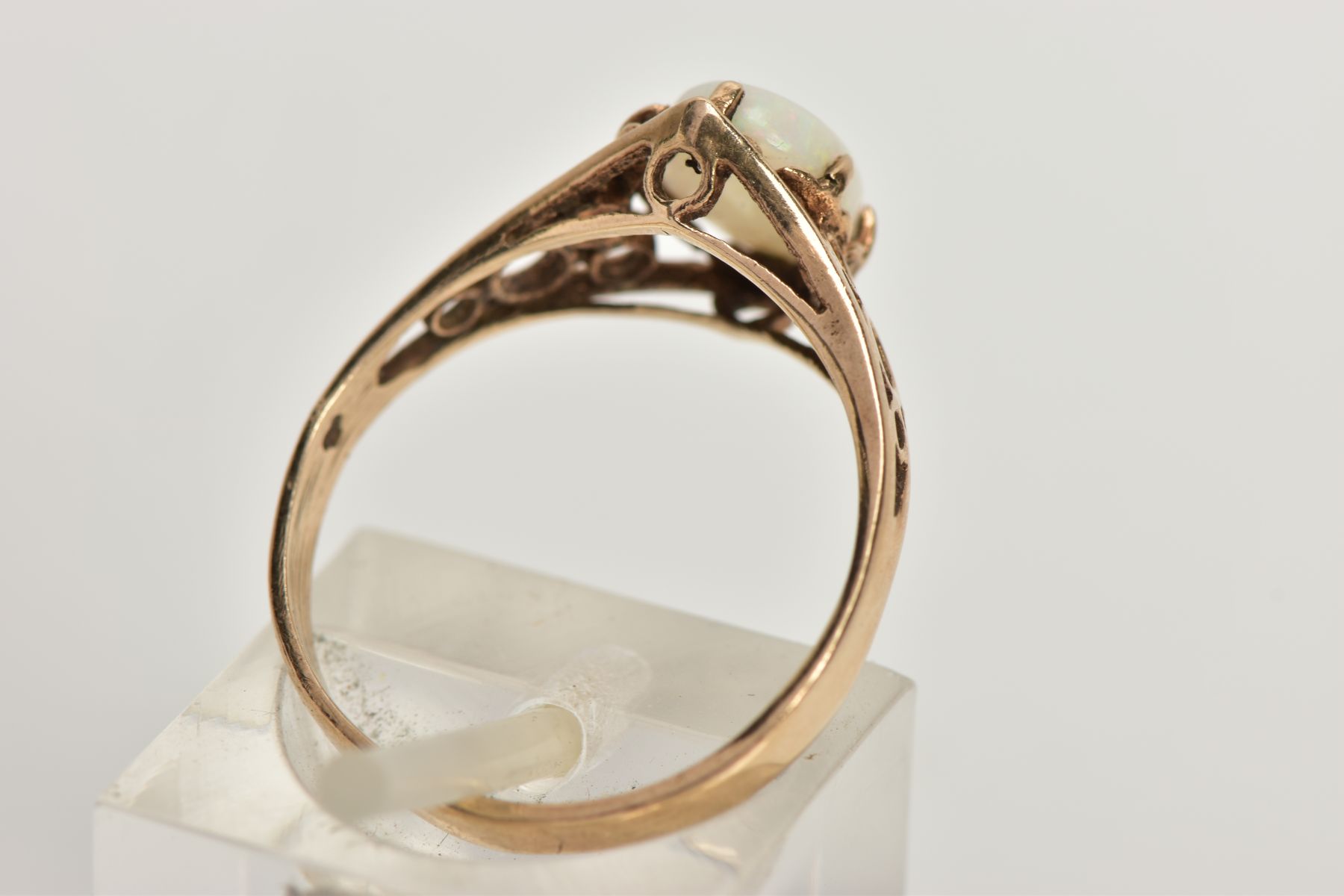 A 9CT GOLD OPAL RING, designed with an oval opal cabochon in a six claw setting, openwork detailed - Bild 3 aus 4