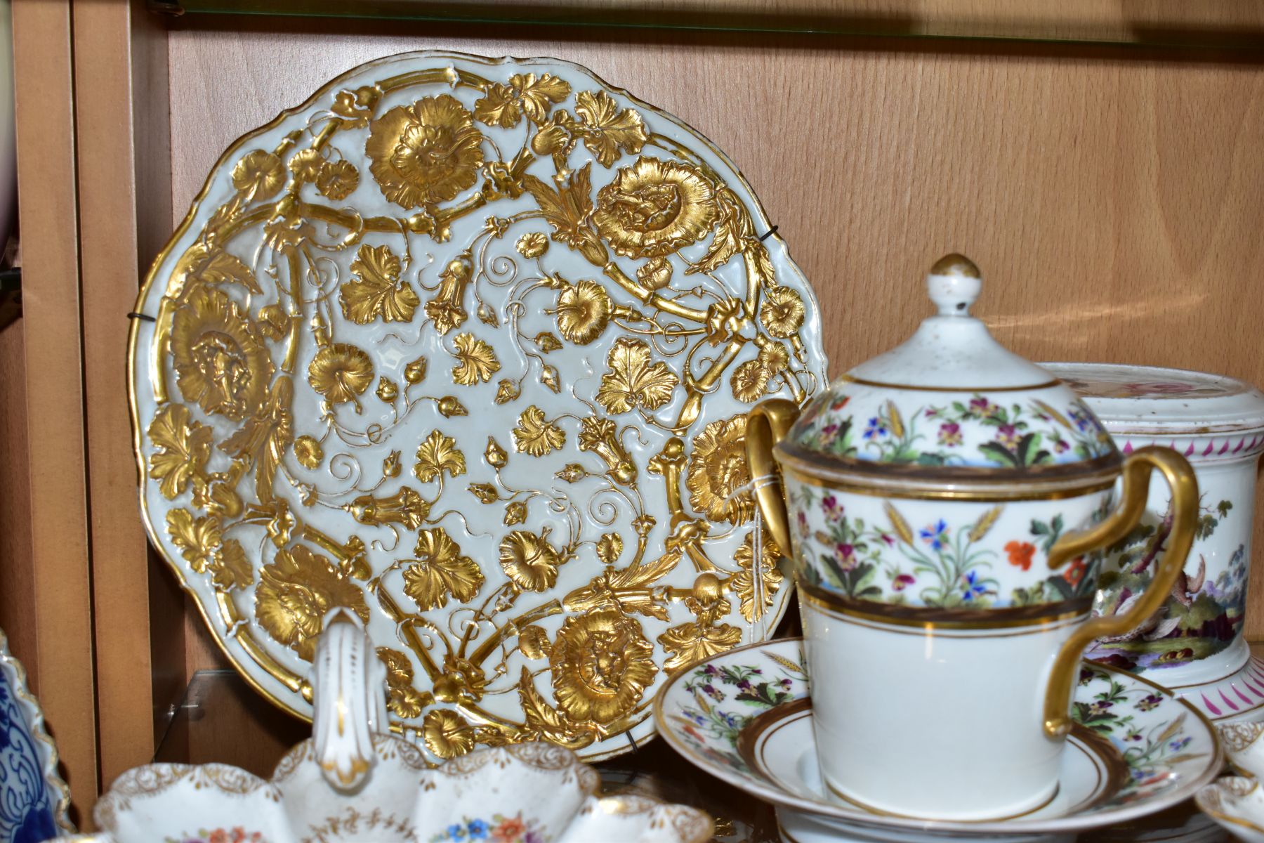 A SMALL GROUP OF 19TH AND EARLY 20TH CENTURY CONTINENTAL PORCELAIN, comprising a 19th century twin - Bild 7 aus 12