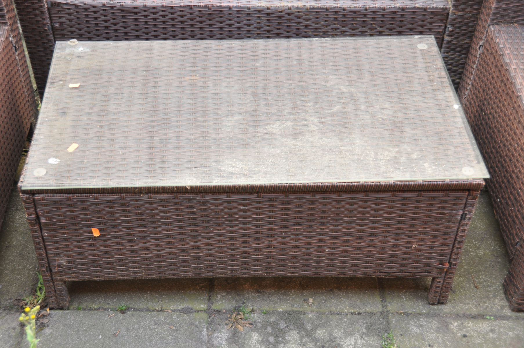 A RATTAN EFFECT GARDEN SET, comprising a two seater bench, pair of armchairs and a coffee table with - Bild 3 aus 3