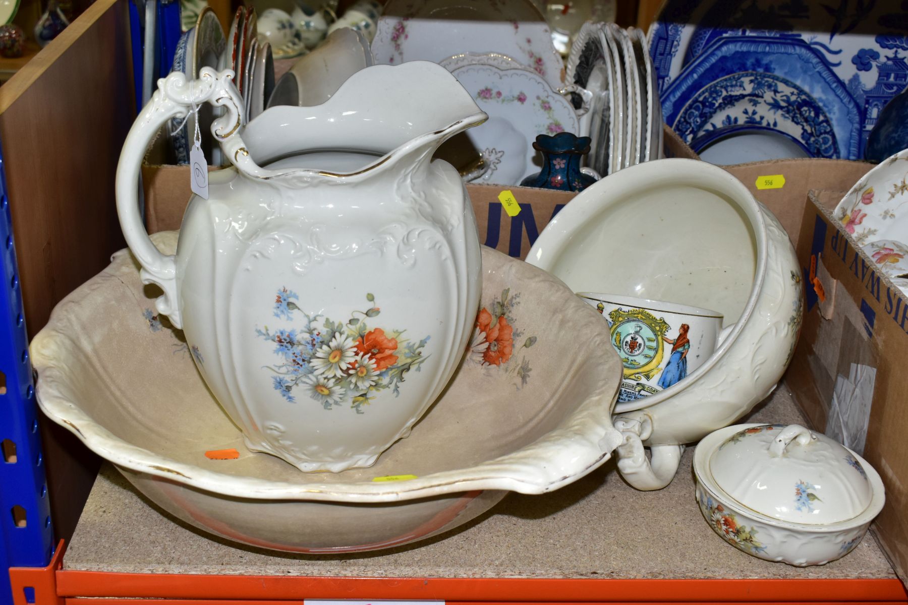 THREE BOXES AND LOOSE CERAMICS, to include Crown Devon blush ivory pieces including a Spring pattern - Bild 2 aus 5