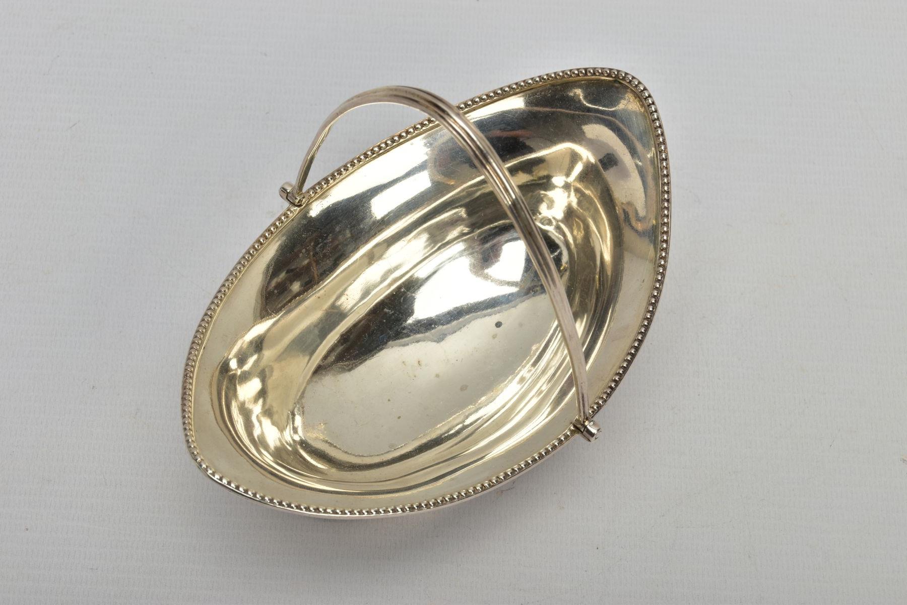A GEORGIAN SILVER BASKET, of oval outline with plain polished beaded border and grooved handle, - Bild 4 aus 6