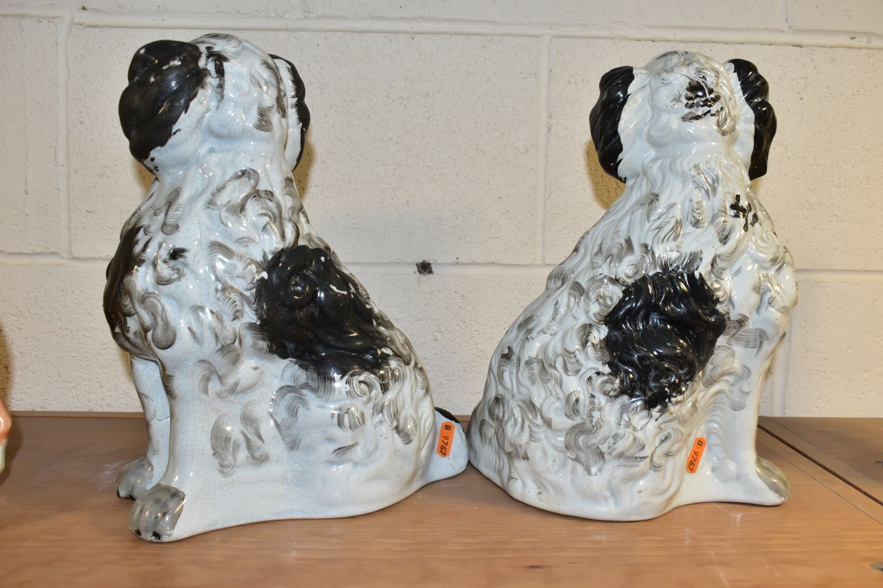 A PAIR OF VICTORIAN STAFFORDSHIRE POTTERY CURLY COATED BLACK AND WHITE SEATED SPANIELS, one - Bild 5 aus 6