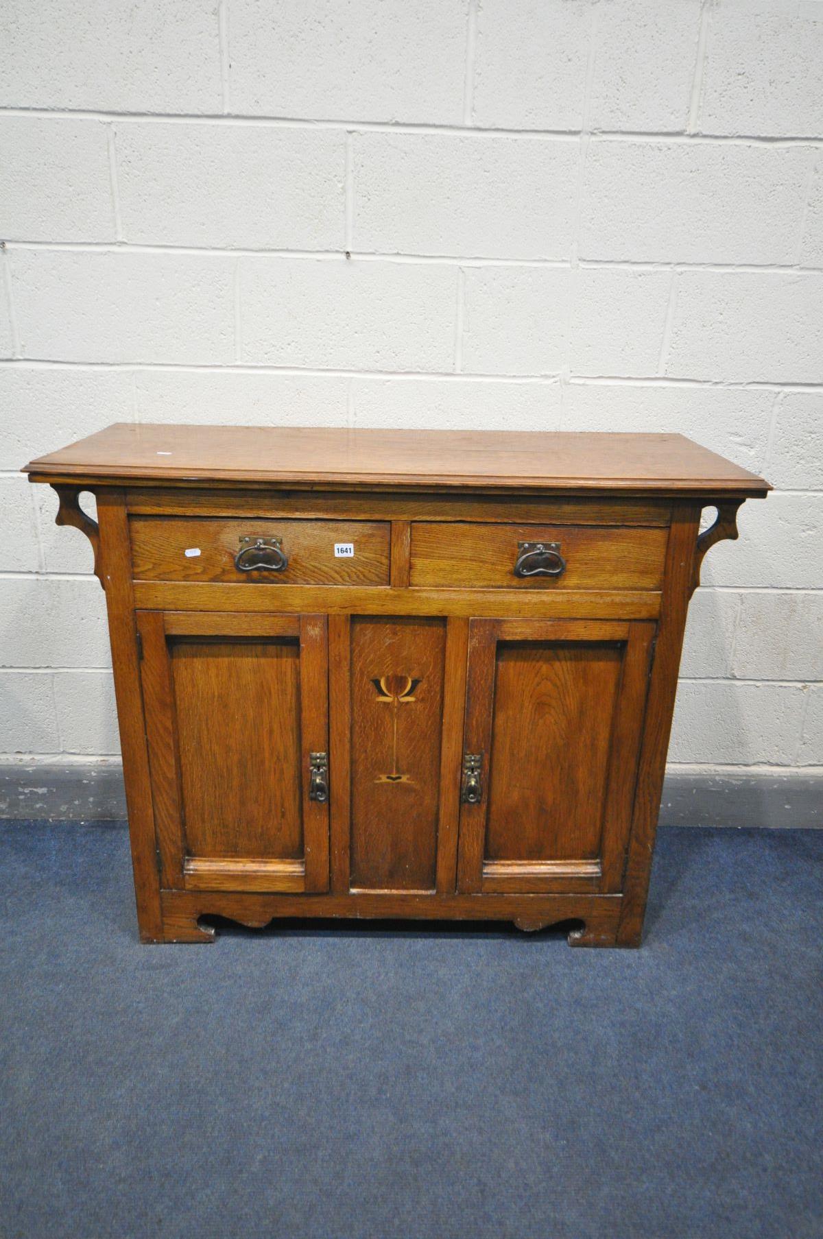 AN ARTS AND CRAFTS OAK SIDEBOARD, with two drawers over double cupboard doors, width 121cm x depth - Bild 2 aus 5