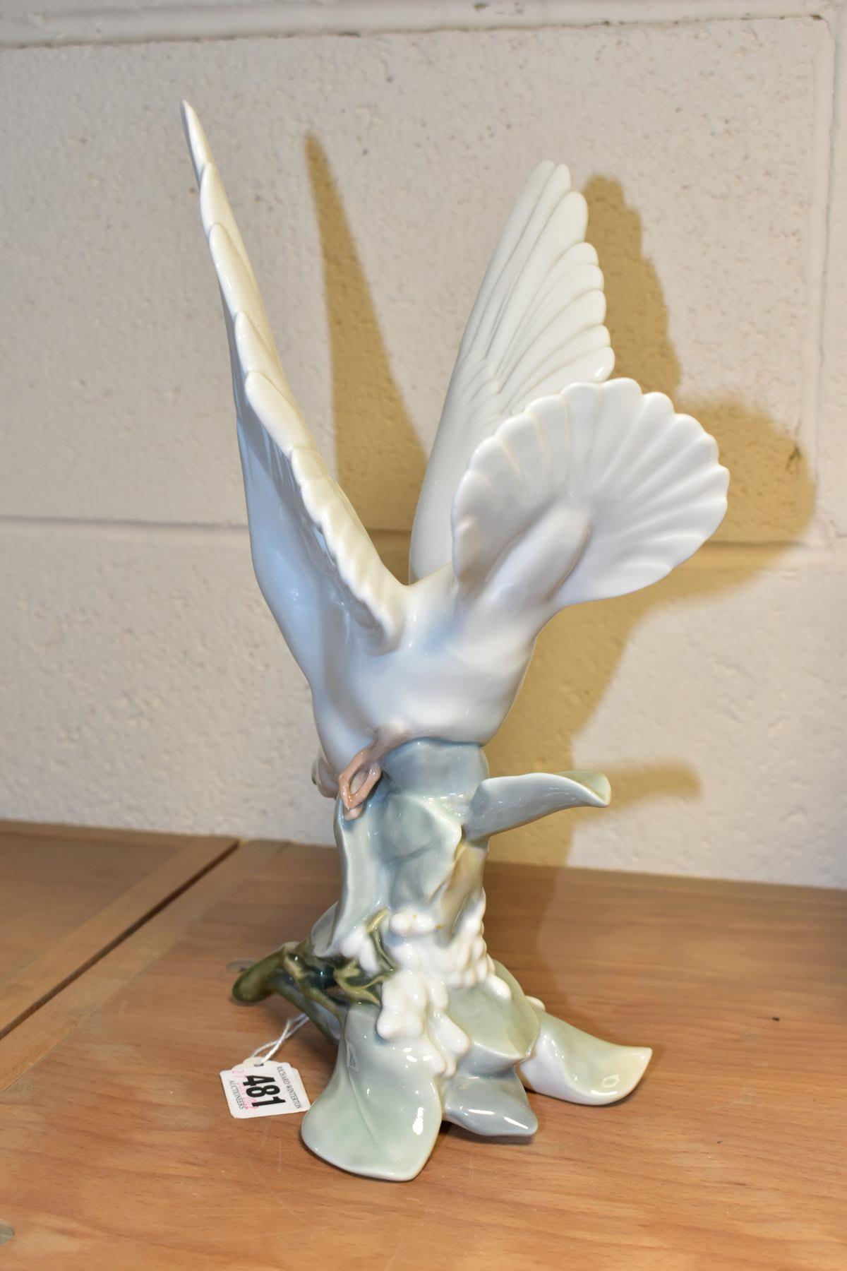 A LLADRO TURTLE DOVE, model no 4550, perched on leaves with wings raised, designed by Fulgencio - Bild 3 aus 5