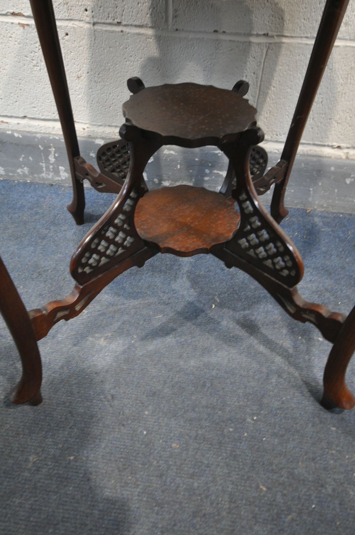 AN EDWARDIAN MAHOGANY CENTRE TABLE, diameter 73cm x height 70cm (historical crack to the top) and - Bild 3 aus 3