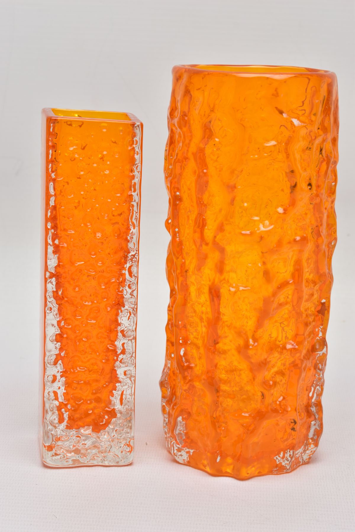 WHITEFRIARS TANGERINE GLASS DESIGNED BY GEOFREY BAXTER, comprising a textured bark vase, pattern - Bild 3 aus 5