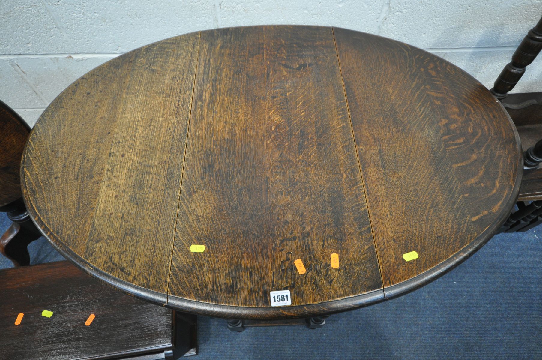 A QUANTITY OF OAK OCCASIONAL FURNITURE, to include a small 20th century gate leg table, on turned - Bild 3 aus 5