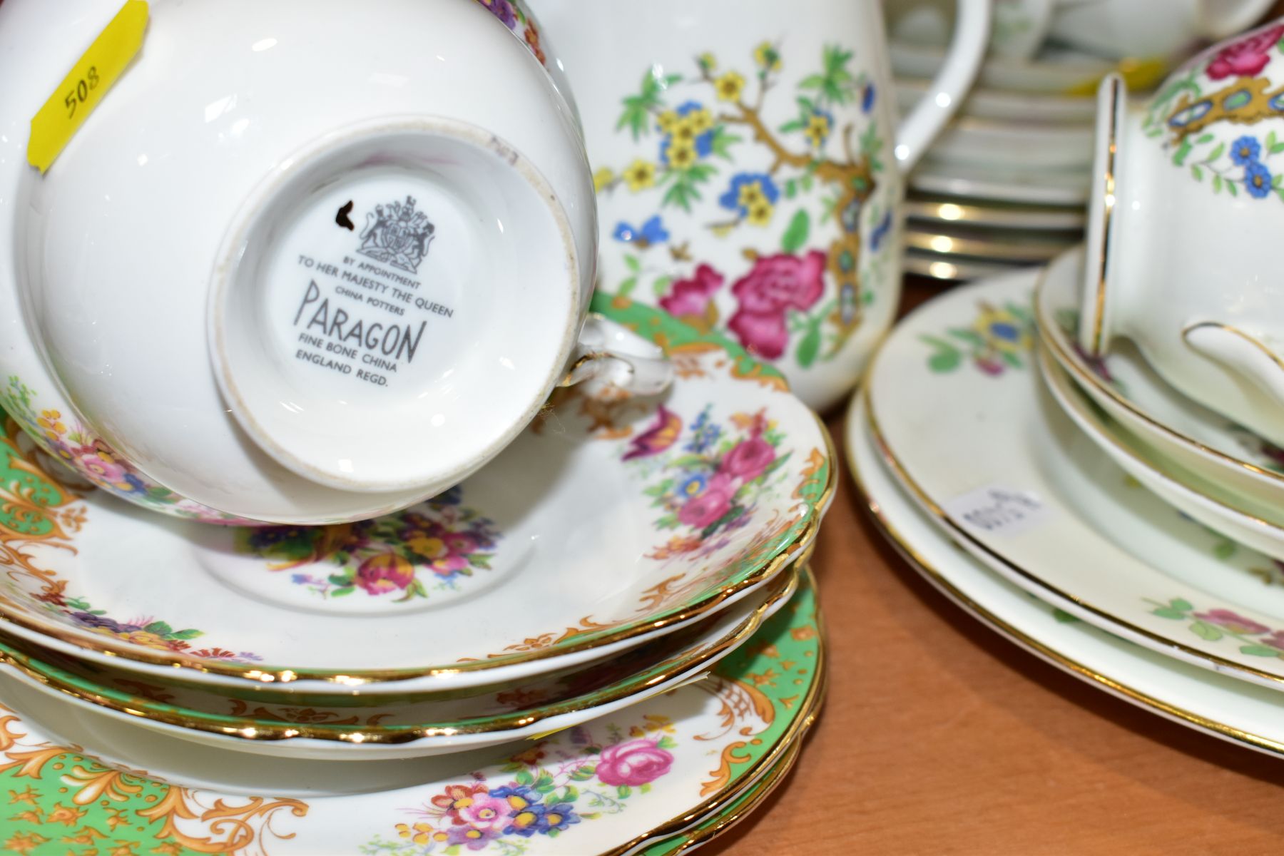 A GROUP OF TEA AND COFFEE SETS, to include a fourteen piece Paragon Rockingham tea set comprising - Bild 6 aus 8
