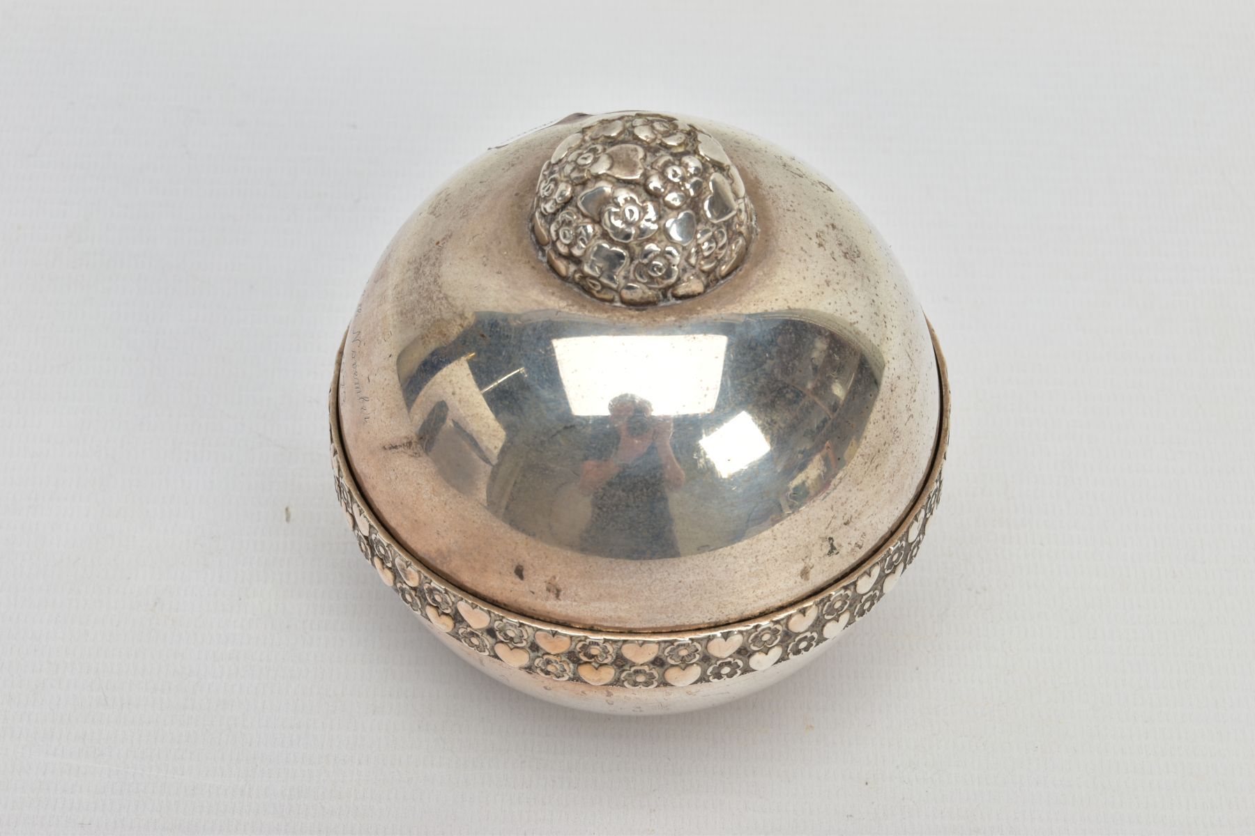 A COMMEMORATIVE SILVER ORB BOX, plain polished orb with flower and heart detailing round the rim, - Bild 3 aus 5