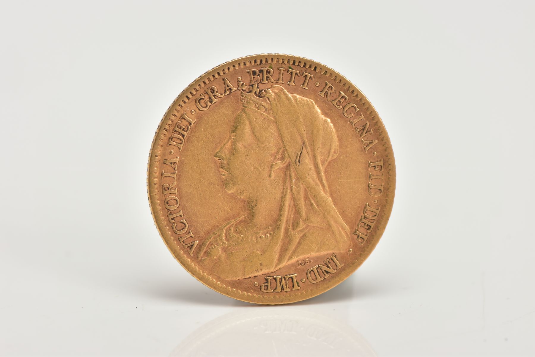A LATE 19TH CENTURY GOLD HALF SOVEREIGN COIN, depicting Queen Victoria with veil, dated 1900, - Bild 2 aus 2