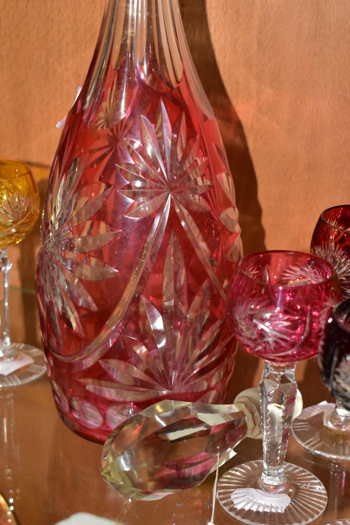 A SET OF SIX SECOND HALF 20TH CENTURY HARLEQUIN LIQUEUR GLASSES, flash cut, height 11cm, together - Bild 8 aus 8