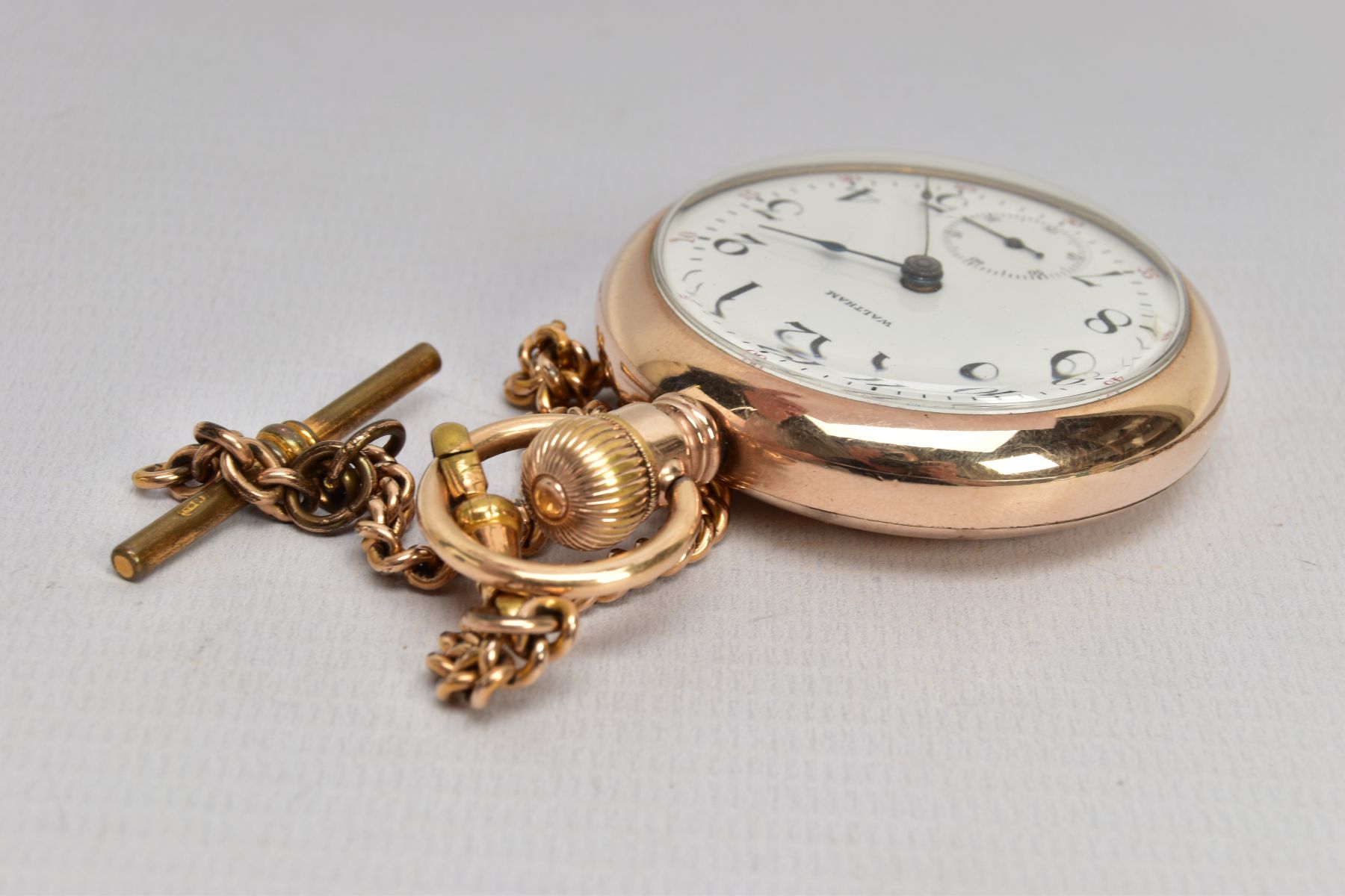 A WALTHAM EARLY 20TH CENTURY GOLD PLATED POCKET WATCH, the white enamel dial with black Arabic - Bild 3 aus 3