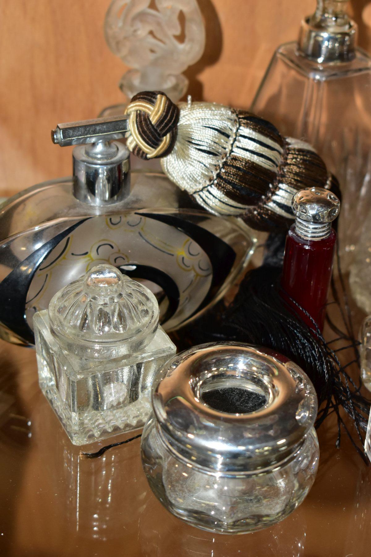 A COLLECTION OF MAINLY EARLY 20TH CENTURY GLASS SCENT BOTTLES AND SIMILAR ITEMS, many with silver - Bild 4 aus 7