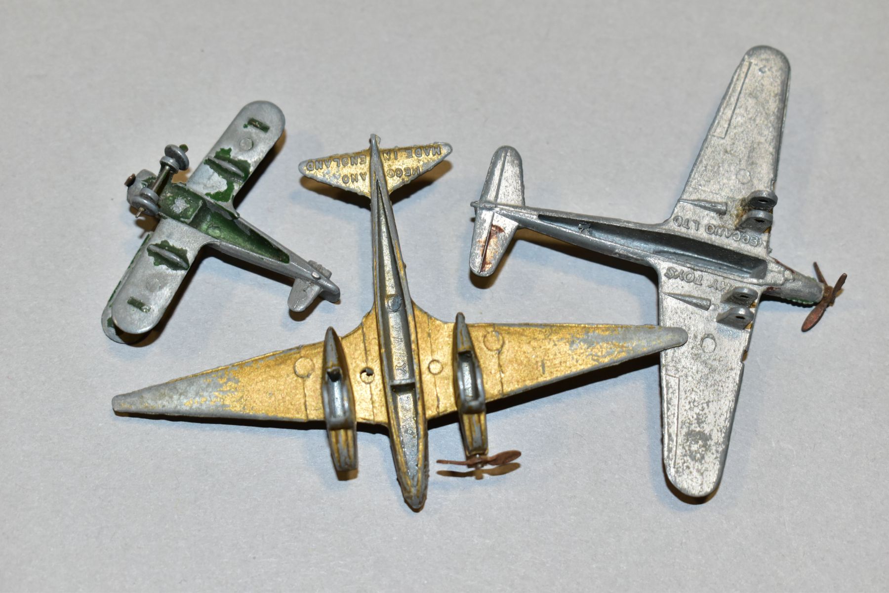 THREE PRE-WAR/WWII DINKY TOYS AIRCRAFT, De Havilland 'Comet', in gold with registration G-ACSR, - Bild 5 aus 5