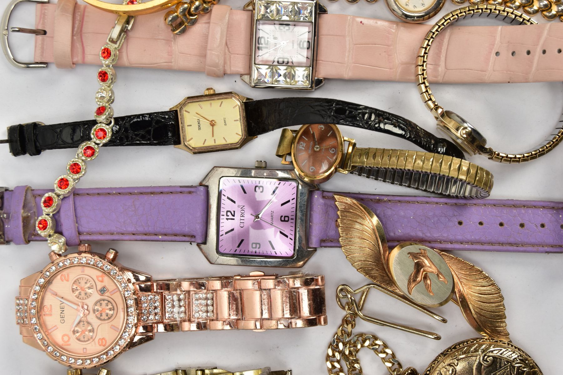 AN ASSORTMENT OF WATCHES AND JEWELLERY, to include an Ice Star novelty quartz wristwatch, the face - Bild 3 aus 4