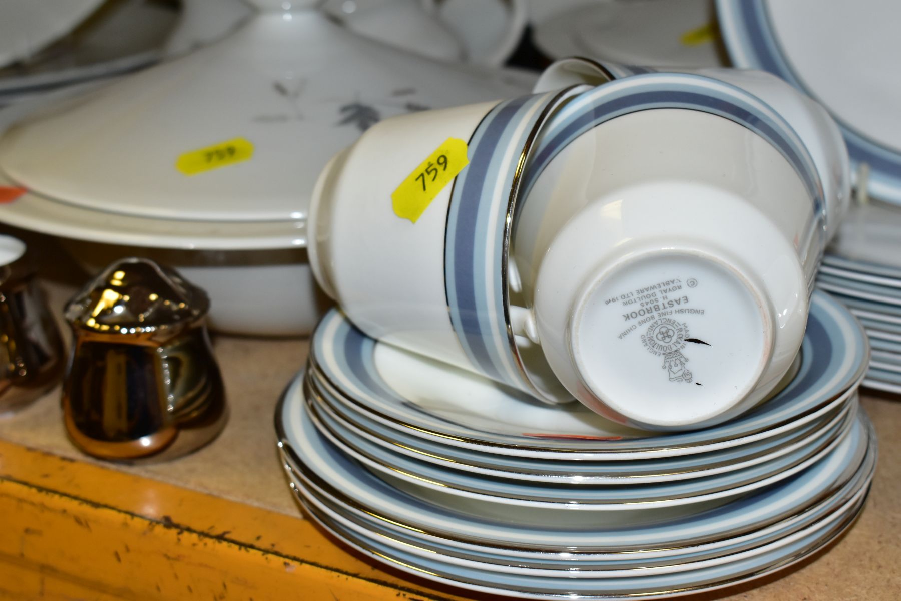 A QUANTITY OF ROYAL WORCESTER AND ROYAL DOULTON TABLEWARE consisting of a Royal Doulton 'Tumbling - Bild 3 aus 5