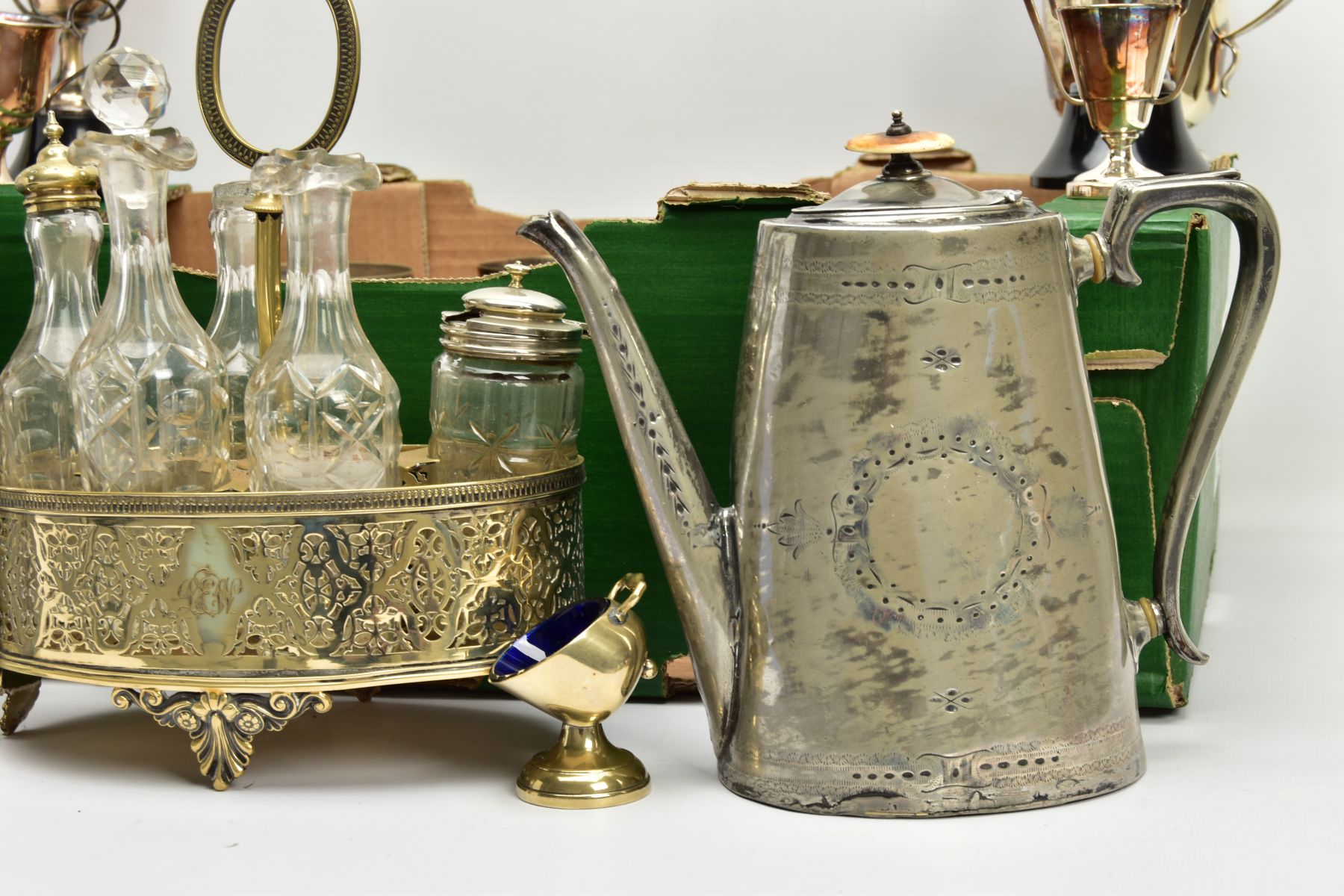 A BOX OF ASSORTED WHITE METAL WARE, to include a white metal teapot and matching coffee pot, a white - Bild 3 aus 7