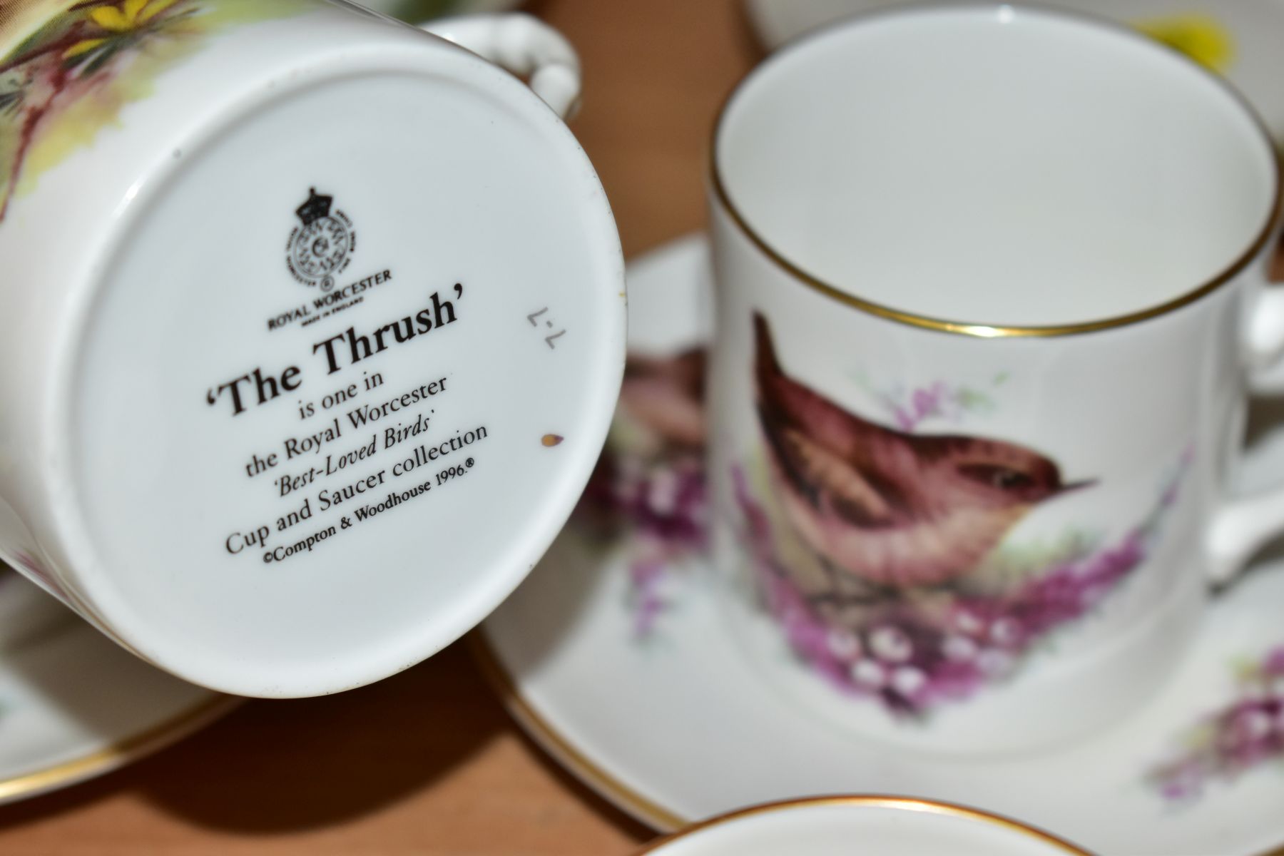 A SET OF SIX ROYAL WORCESTER FOR COMPTON & WOODHOUSE 'BEST-LOVED BIRDS' CUP AND SAUCER COLLECTION, - Bild 5 aus 5