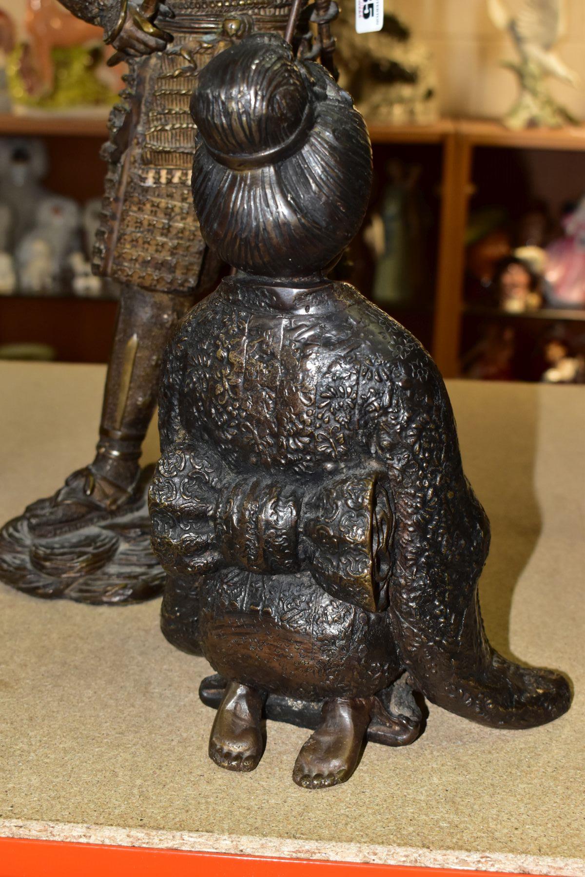 A 20TH CENTURY PATINATED BRONZE FIGURE OF A SAMURAI WARRIOR, cast as standing with a staff and - Bild 6 aus 6