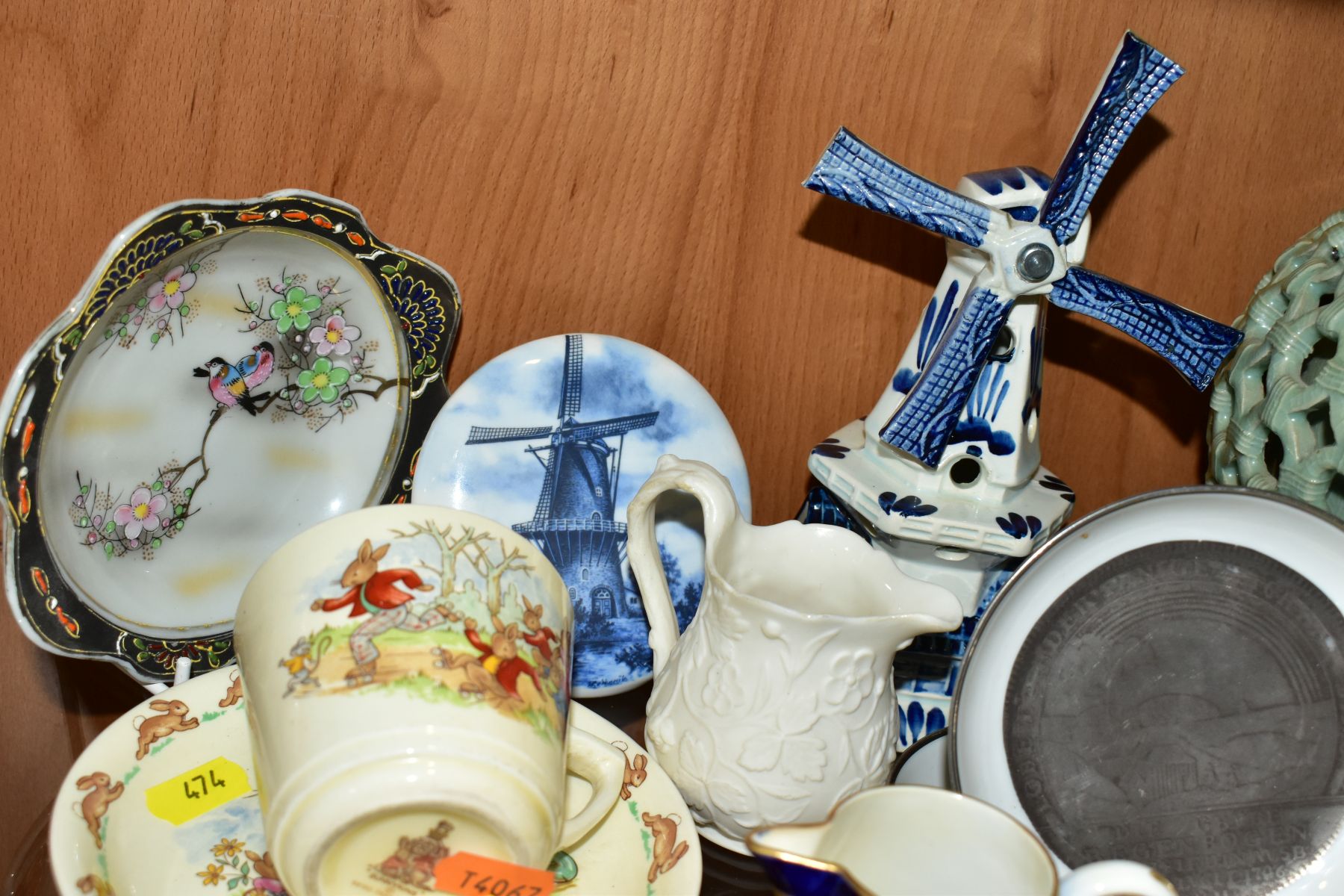 A GROUP OF ASSORTED CERAMICS, MOSTLY 20TH CENTURY, including a Royal Worcester James Hadley shape - Bild 9 aus 12