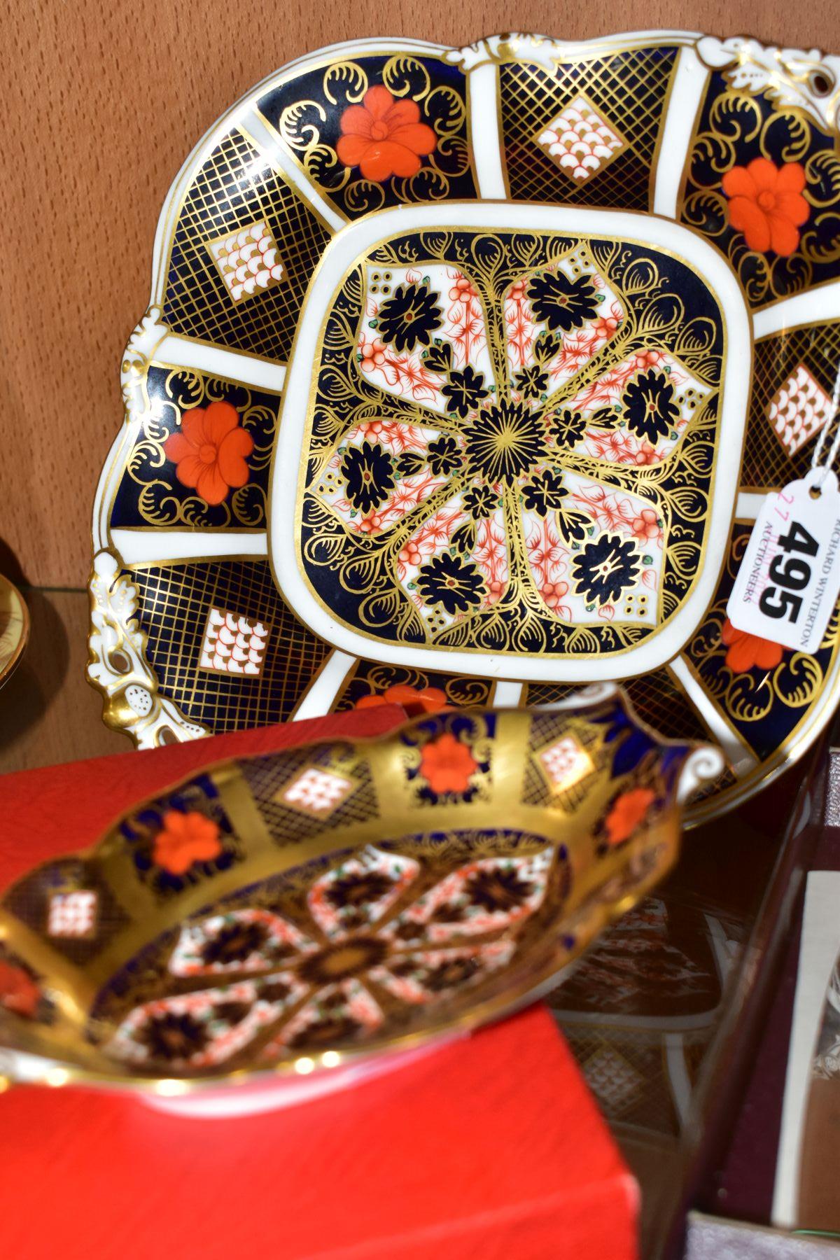 THREE PIECES OF ROYAL CROWN DERBY 1128 IMARI, comprising a twin handled lozenge shaped dish of - Bild 6 aus 6