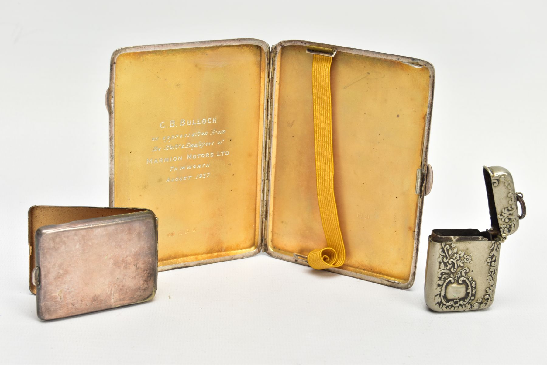 A SILVER CIGARETTE CASE AND TWO VESTA CASES, the rectangular cigarette case with an engine turned - Bild 3 aus 4