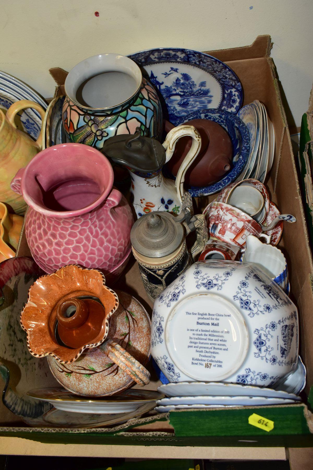 TWO BOXES CONTAINING APPROX FORTY CERAMIC ITEMS INCLUDING FIVE SUSIE COOPER BLUE DAHLIA SOUP DISHES, - Bild 4 aus 4