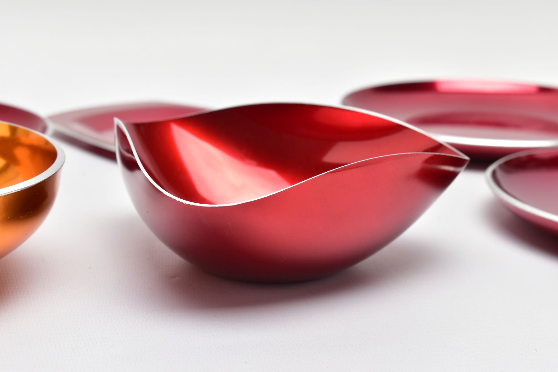 VINTAGE ANODISED NORWEGIAN METAL WARES, comprising three Olden of Norway red dishes, approximate - Bild 3 aus 9