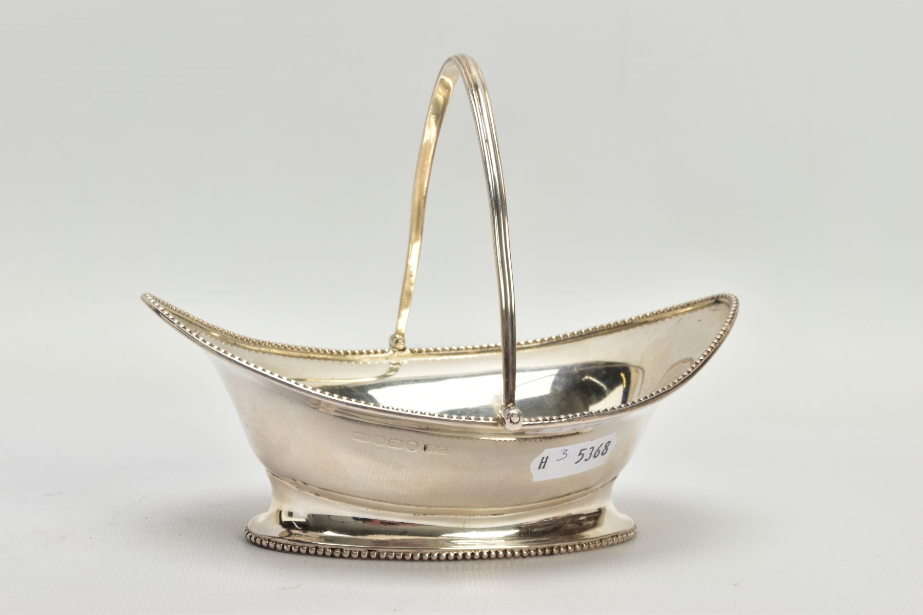 A GEORGIAN SILVER BASKET, of oval outline with plain polished beaded border and grooved handle, - Bild 3 aus 6