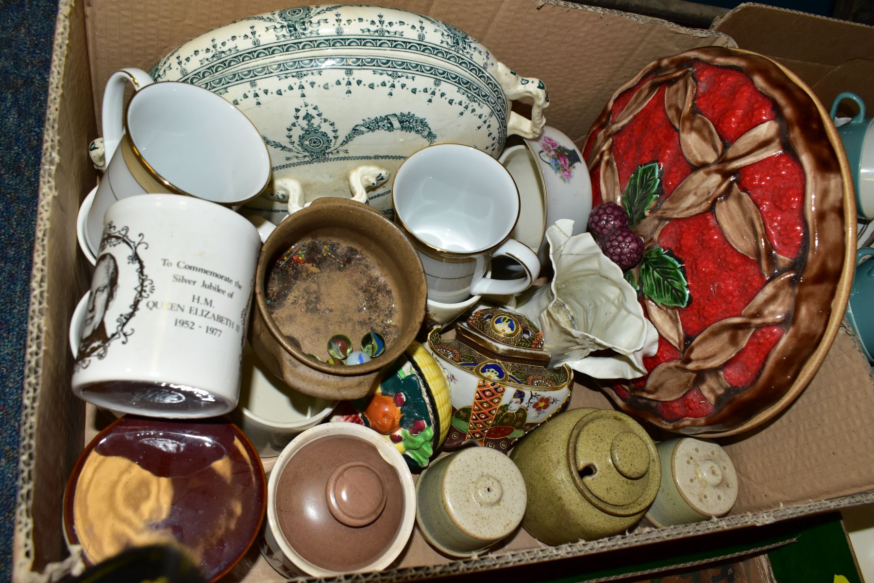 A COLLECTION OF DRINKING GLASSES AND CERAMICS CONSISTING OF A POOLE TEA SET, SIX CUPS, SAUCERS, - Bild 5 aus 10