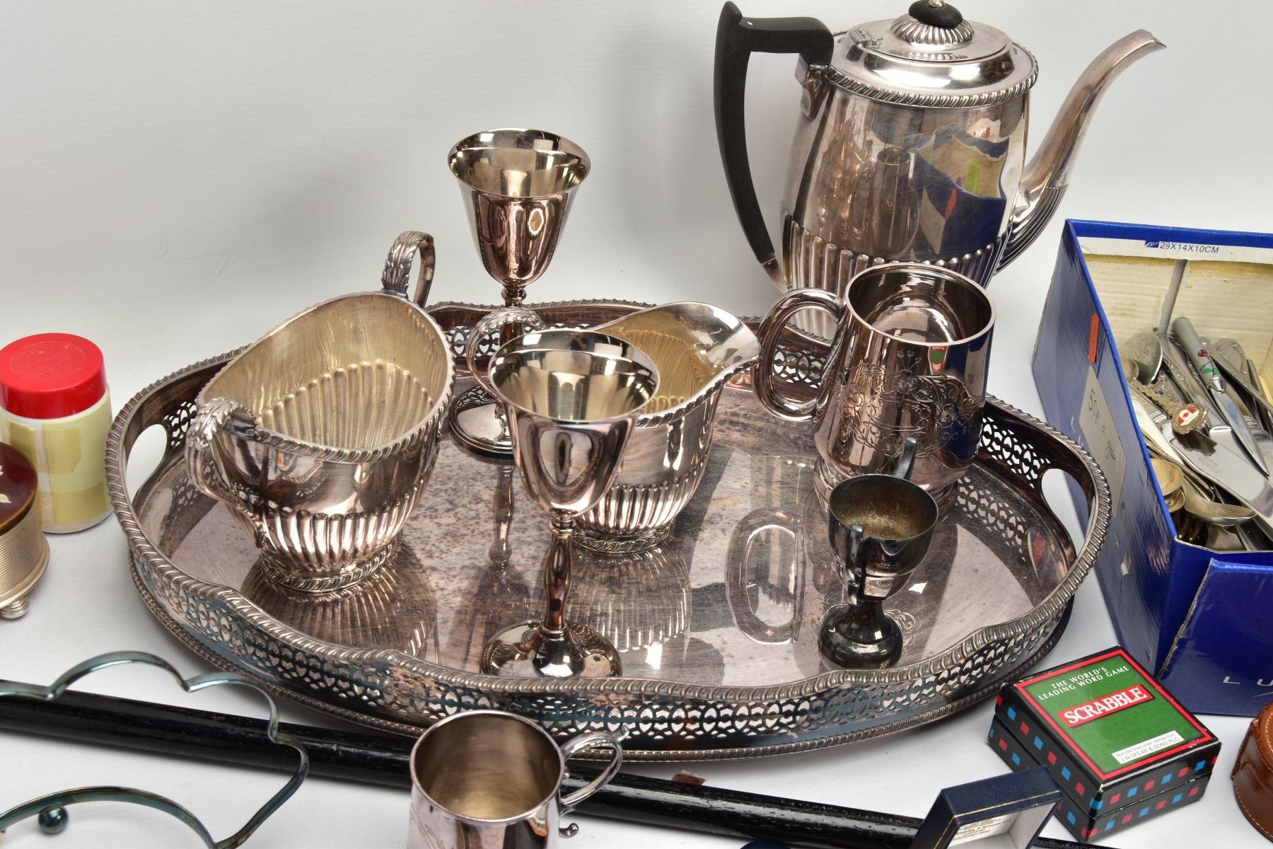 AN ASSORTMENT OF SILVER AND WHITE METAL ITEMS, to include a silver retractable toothpick, hallmarked - Bild 5 aus 8