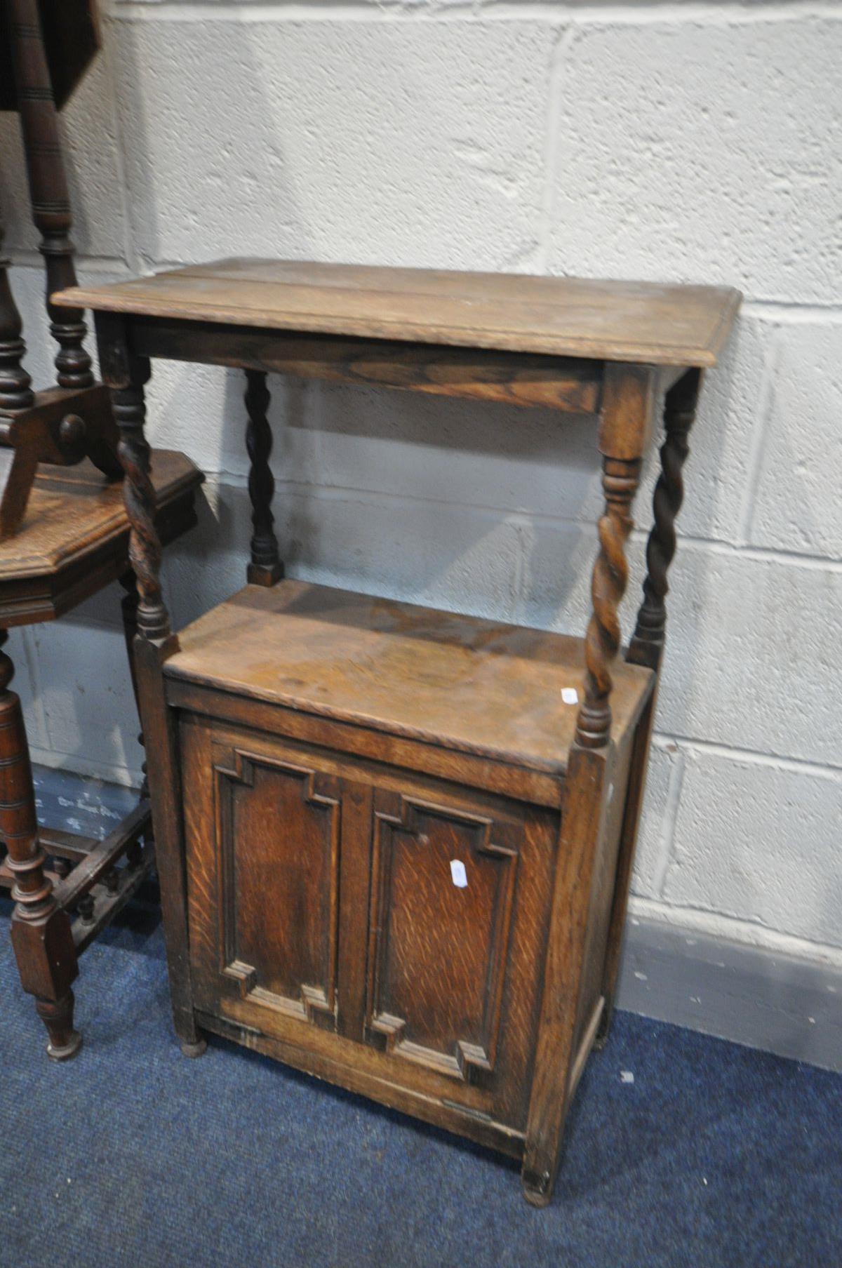A SELECTION OF EARLY 20TH CENTURY OCCASIONAL FURNITURE, to include a walnut Sutherland table, walnut - Bild 4 aus 6