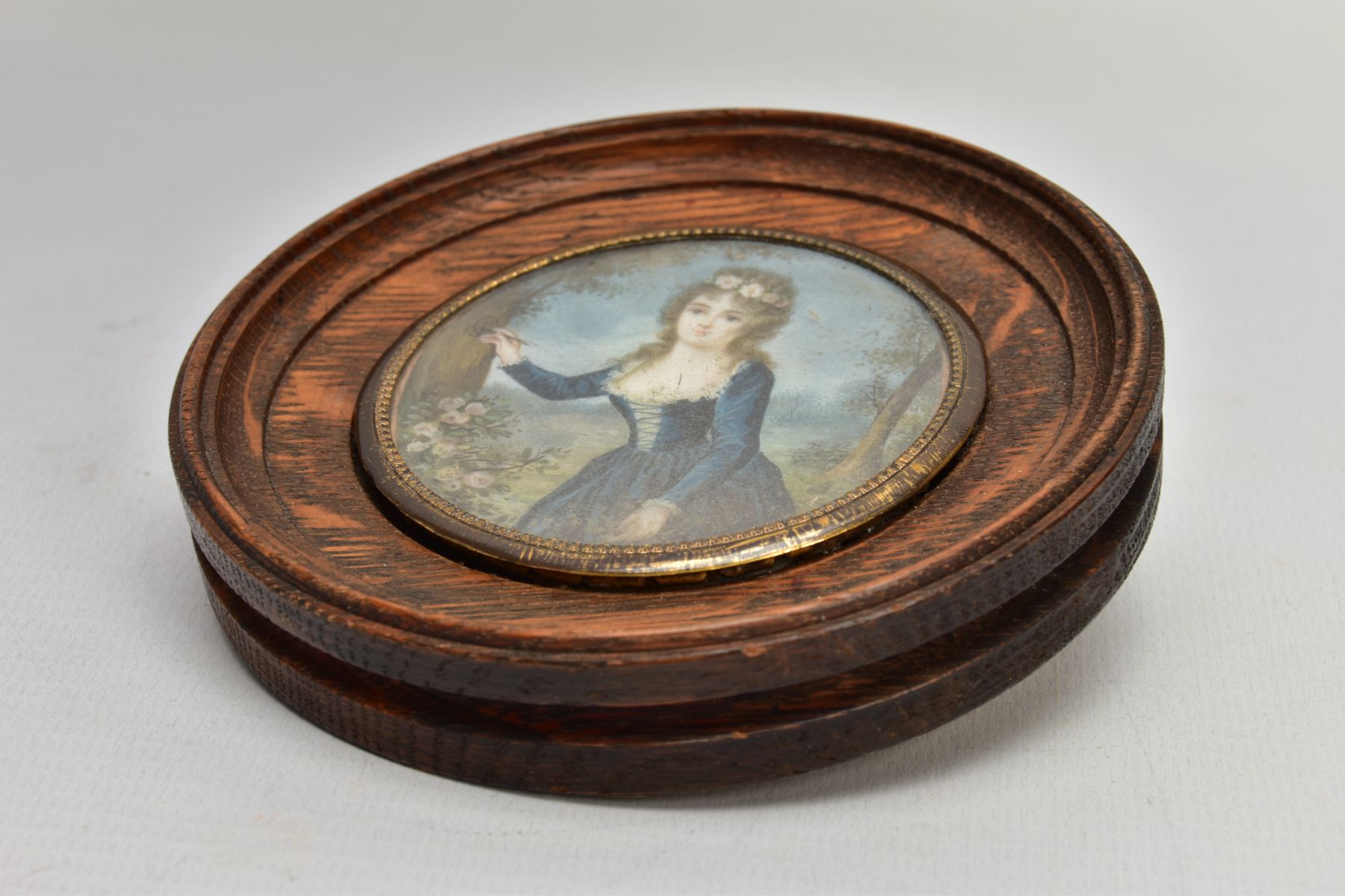A WOODEN PORTRAIT MINIATURE, depicting a Georgian lady within a garden painting onto a tree, with - Bild 3 aus 4