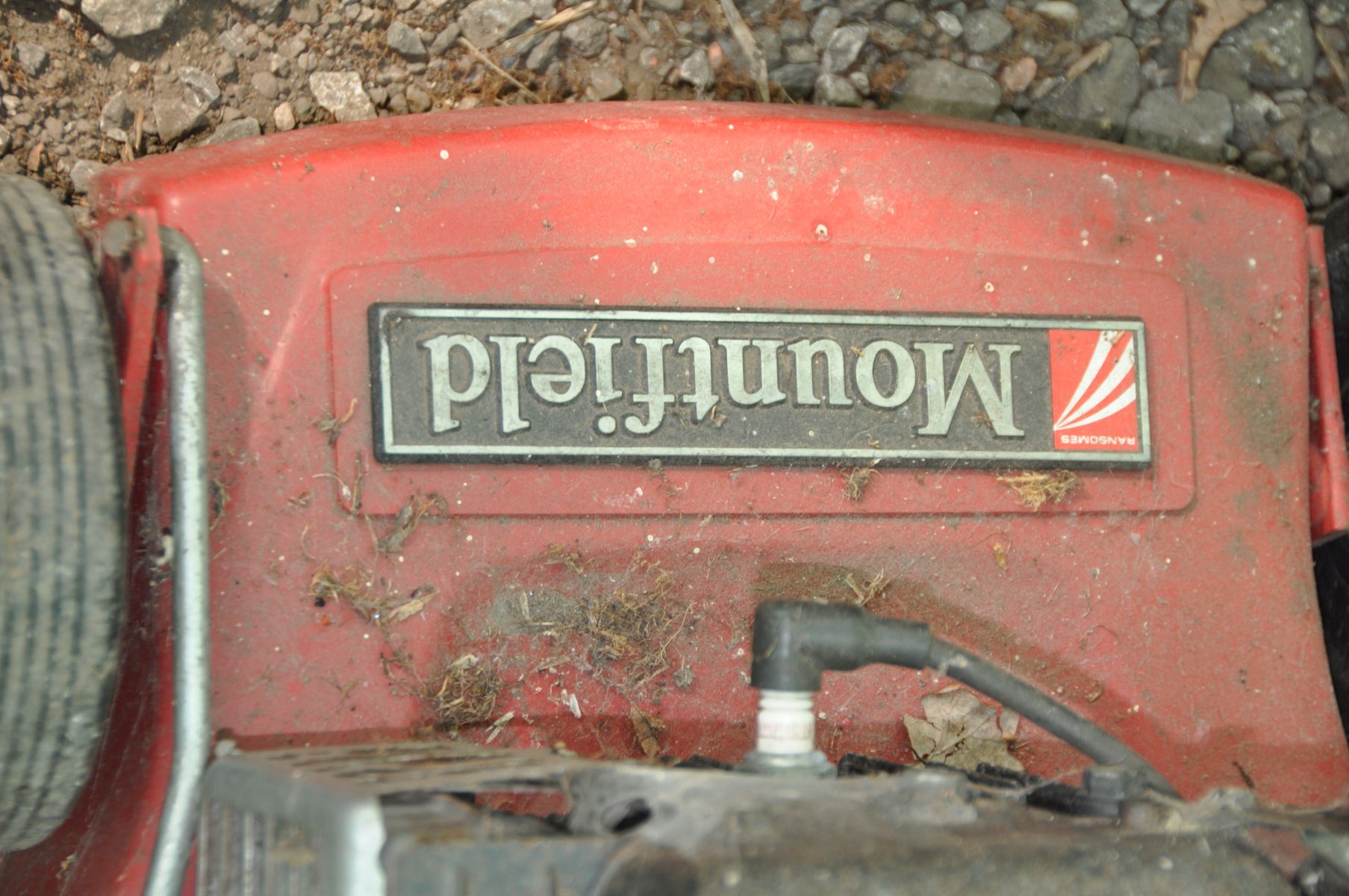 A MOUNTFIELD PETROL ROLLER LAWNMOWER (distressed condition, grass box not fitting properly, but - Bild 2 aus 3