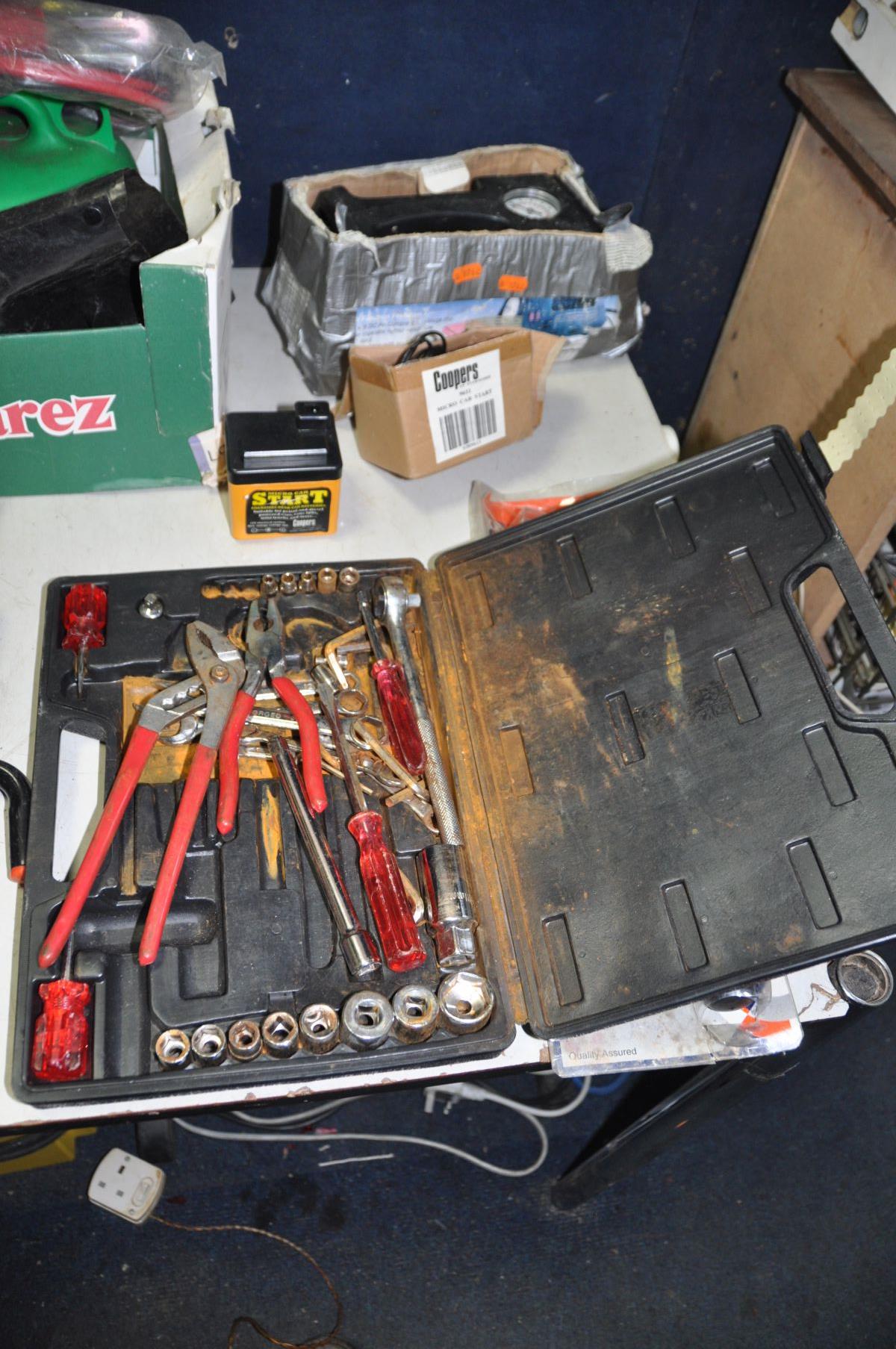 A COLLECTION OF AUTOMOTIVE TOOLS including a Kinzo trolley jack, a pair of axle stands, two car - Image 6 of 7
