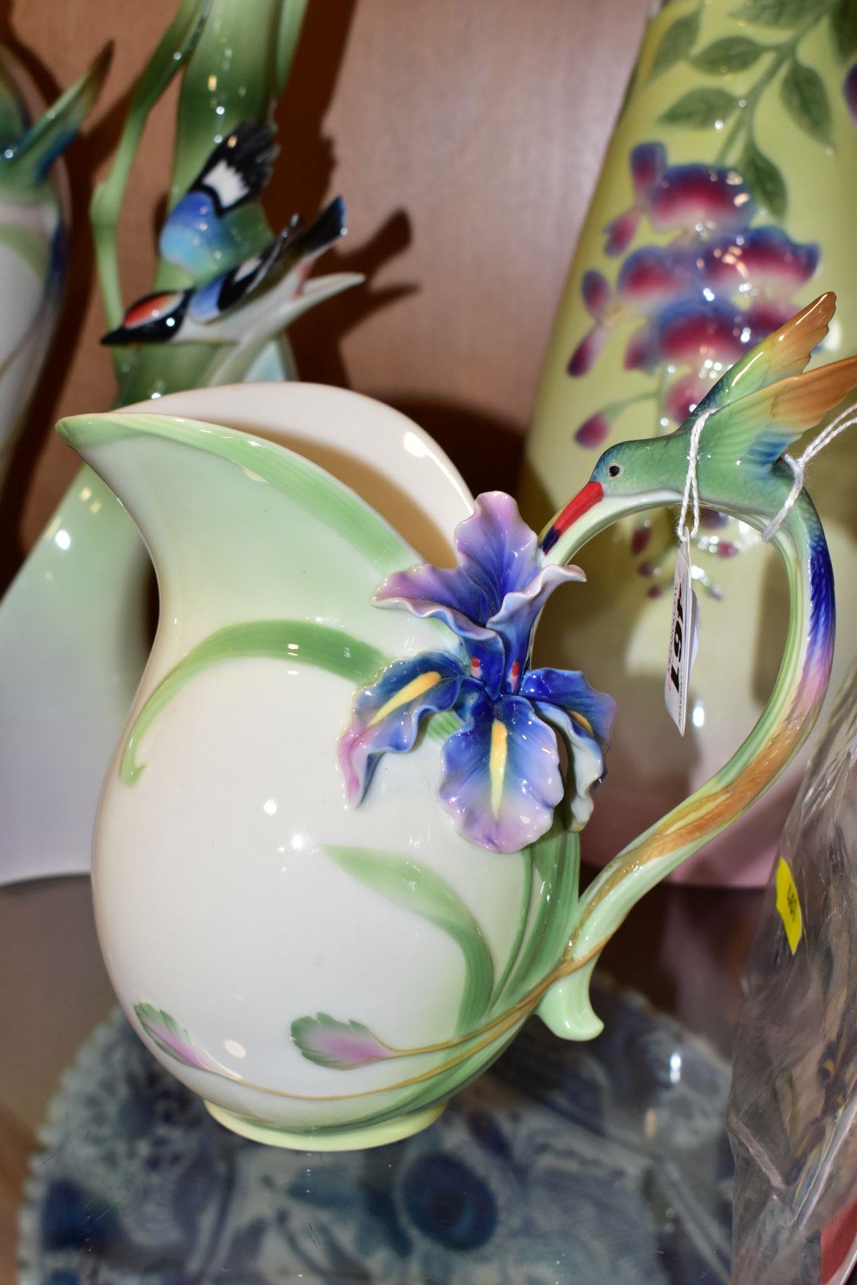 FIVE PIECES OF FRANZ PORCELAIN, comprising a jug with Hummingbird handle and Iris flower, height - Bild 2 aus 8